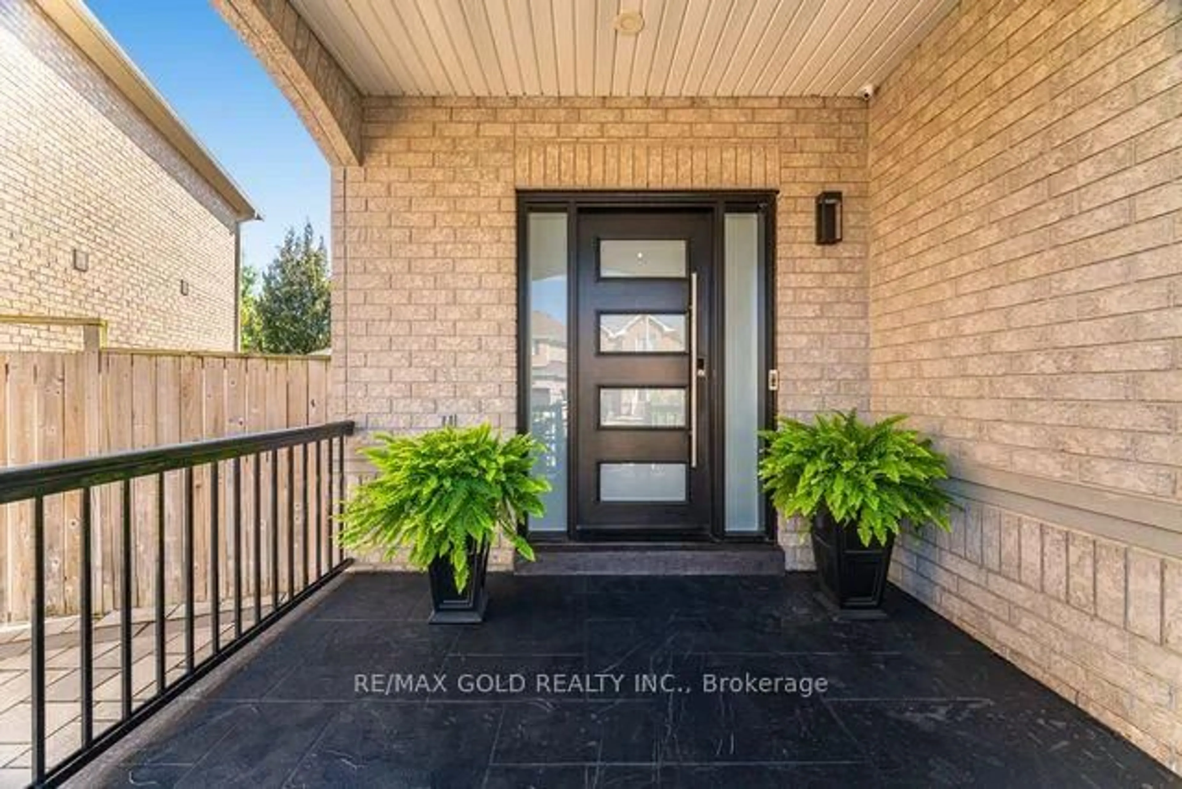 Indoor entryway for 10 Cloverlawn St, Brampton Ontario L7A 3X5