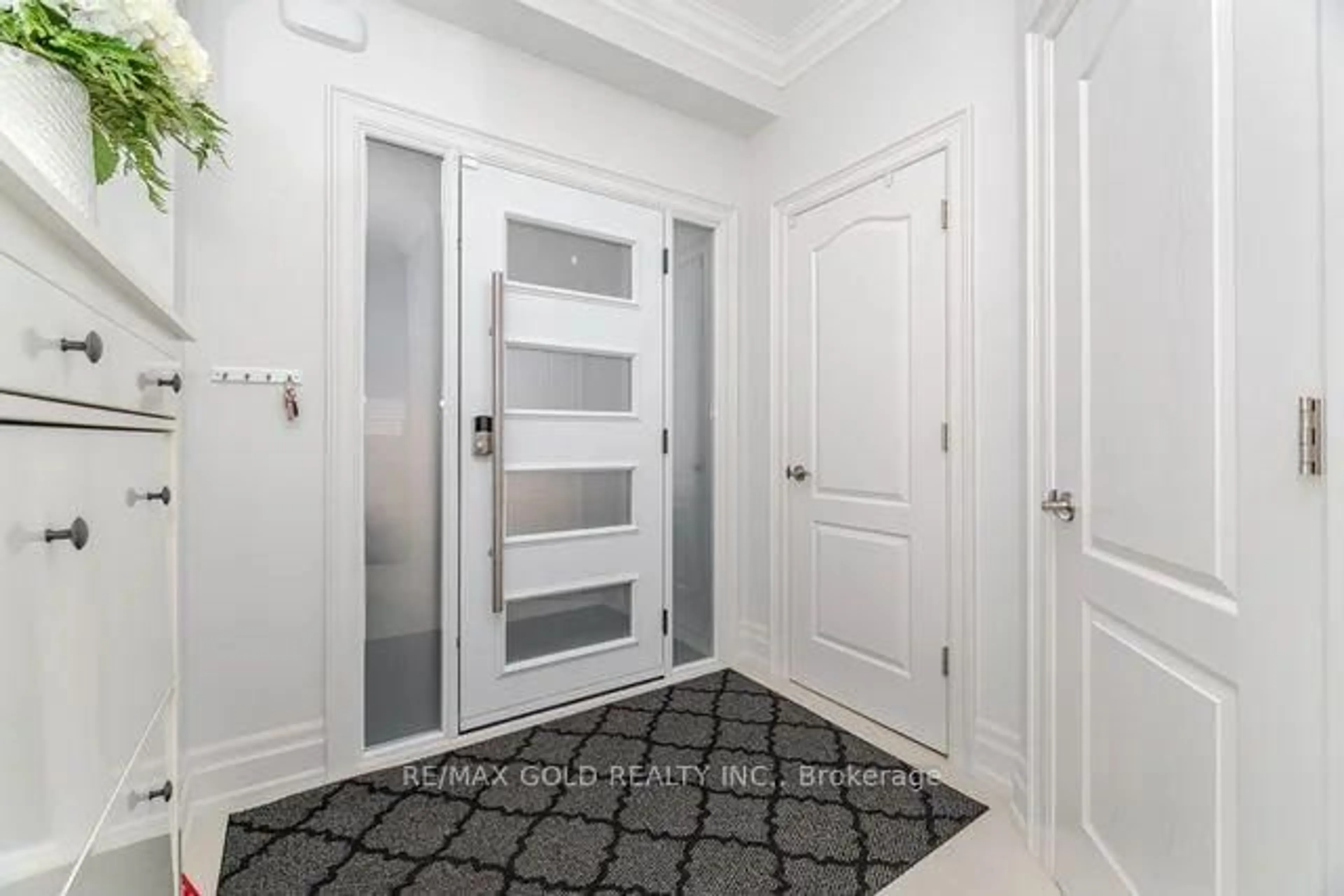 Indoor entryway for 10 Cloverlawn St, Brampton Ontario L7A 3X5