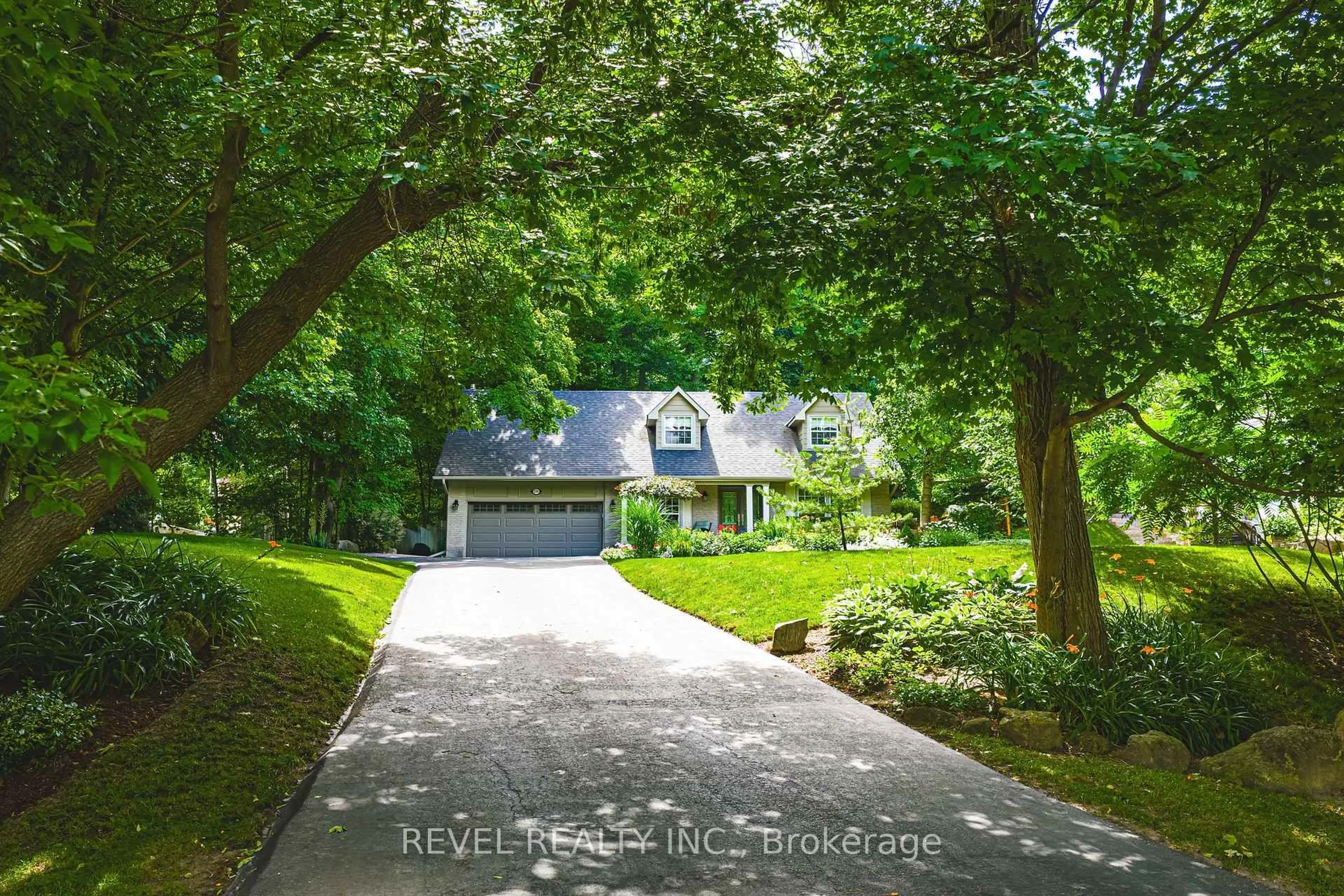 A pic from outside/outdoor area/front of a property/back of a property/a pic from drone, street for 116 Campbell Ave, Milton Ontario L0P 1B0