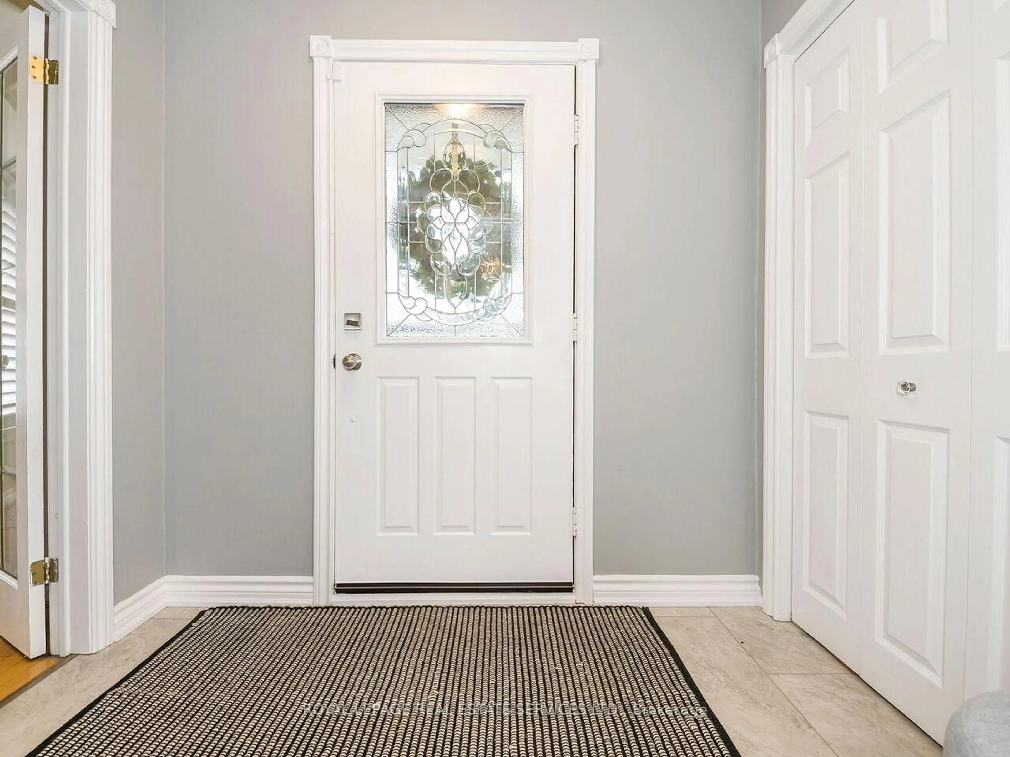 Indoor entryway for 437 Highside Dr, Milton Ontario L9T 1W9