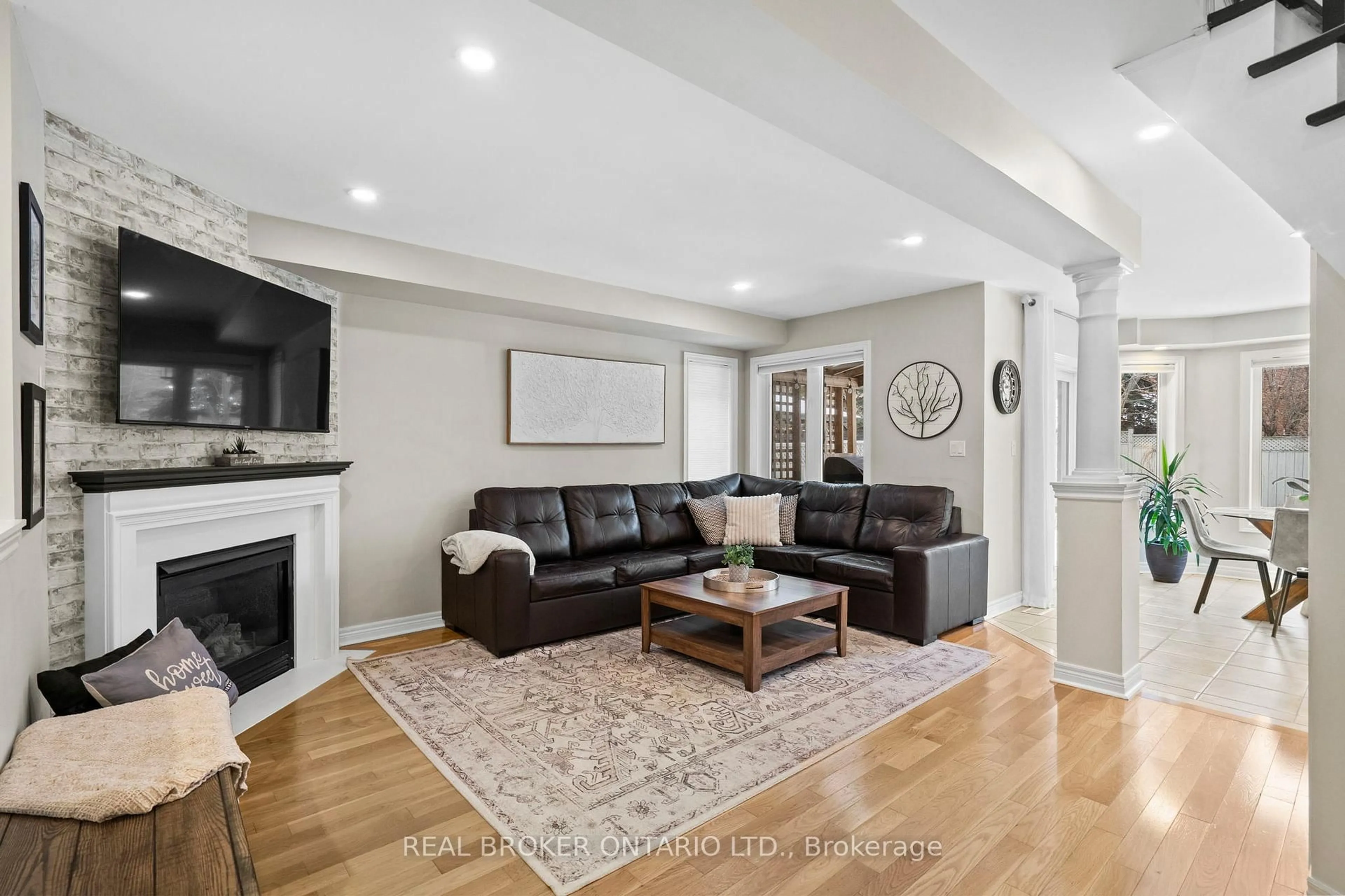 Living room with furniture, unknown for 16 Forsyth Cres, Halton Hills Ontario L7G 5Y3