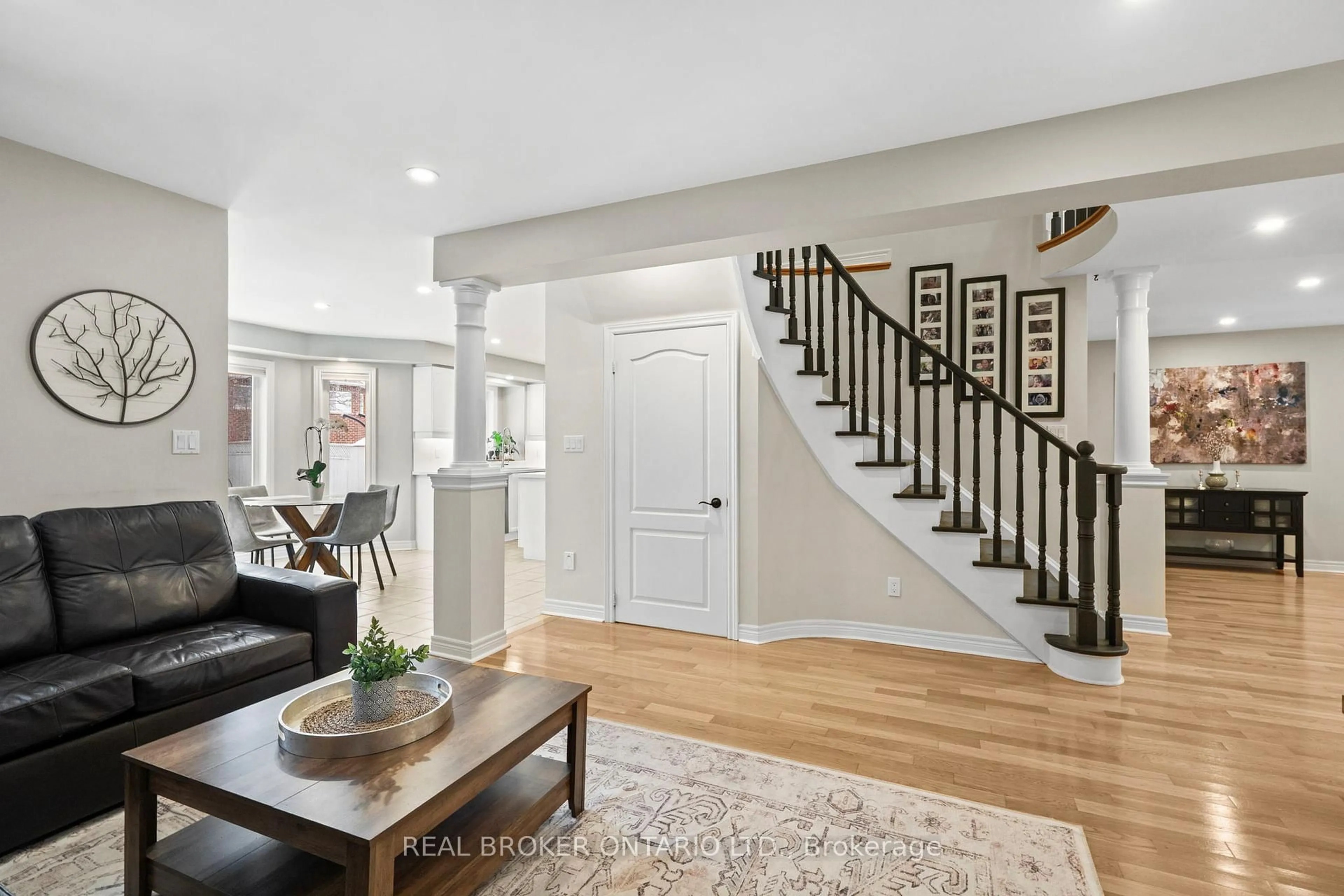 Indoor entryway for 16 Forsyth Cres, Halton Hills Ontario L7G 5Y3