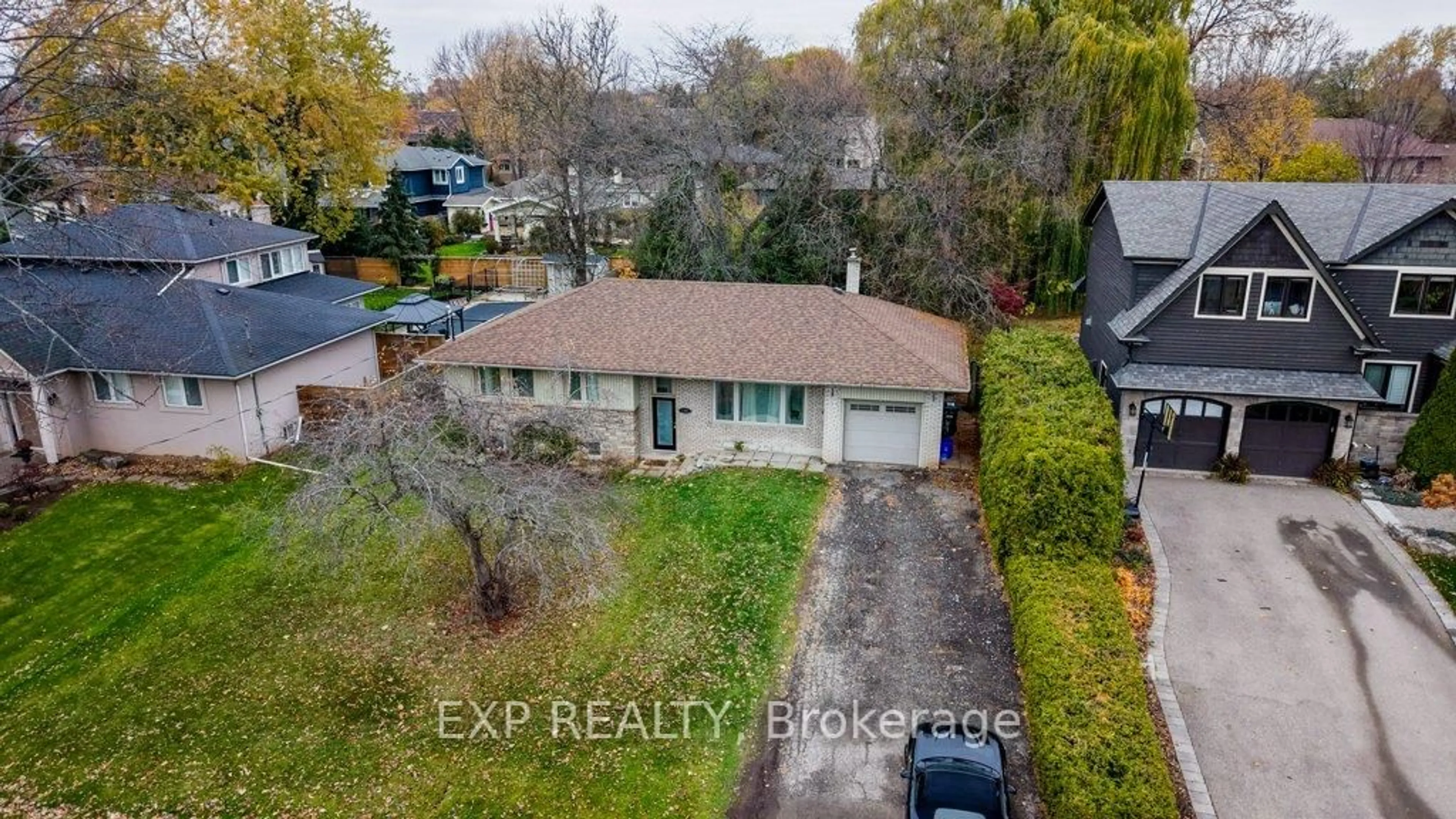 A pic from outside/outdoor area/front of a property/back of a property/a pic from drone, unknown for 1361 Stanbury Rd, Oakville Ontario L6L 2J5