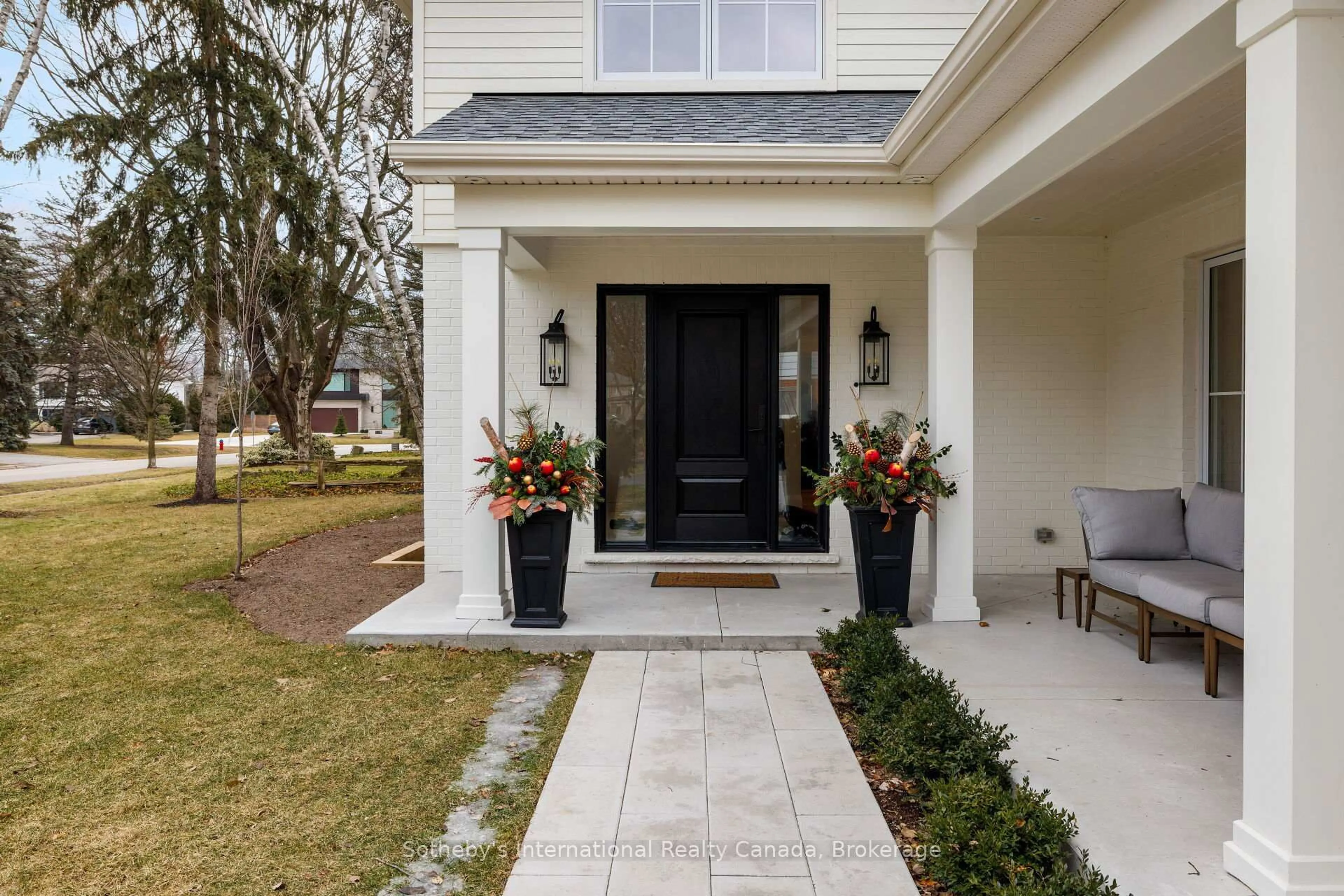 Indoor entryway for 246 Cairncroft Rd, Oakville Ontario L6J 4M3