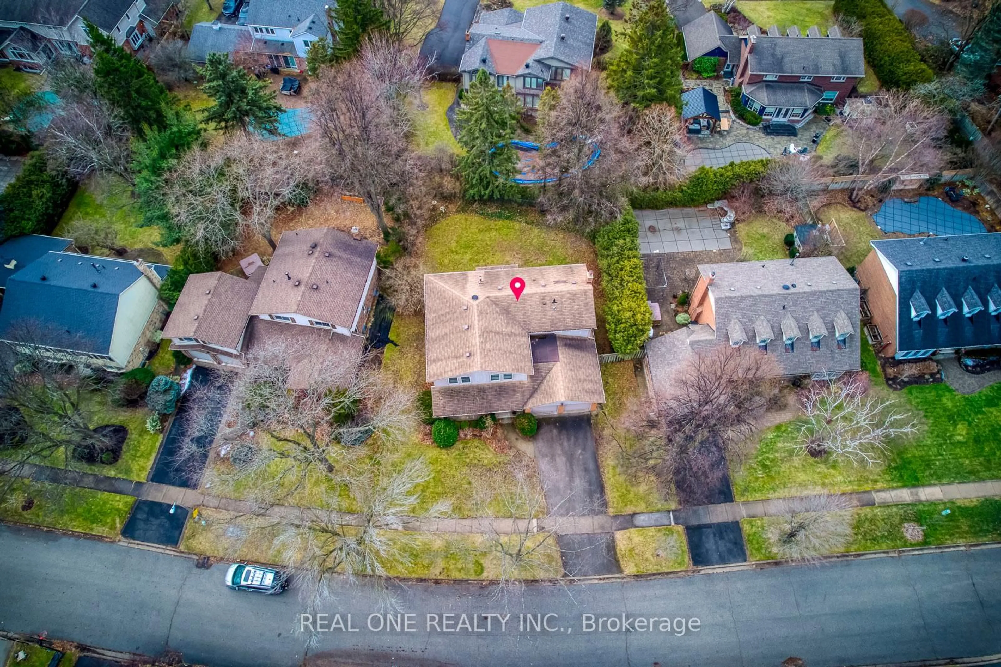A pic from outside/outdoor area/front of a property/back of a property/a pic from drone, street for 284 Beechfield Rd, Oakville Ontario L6J 5H7