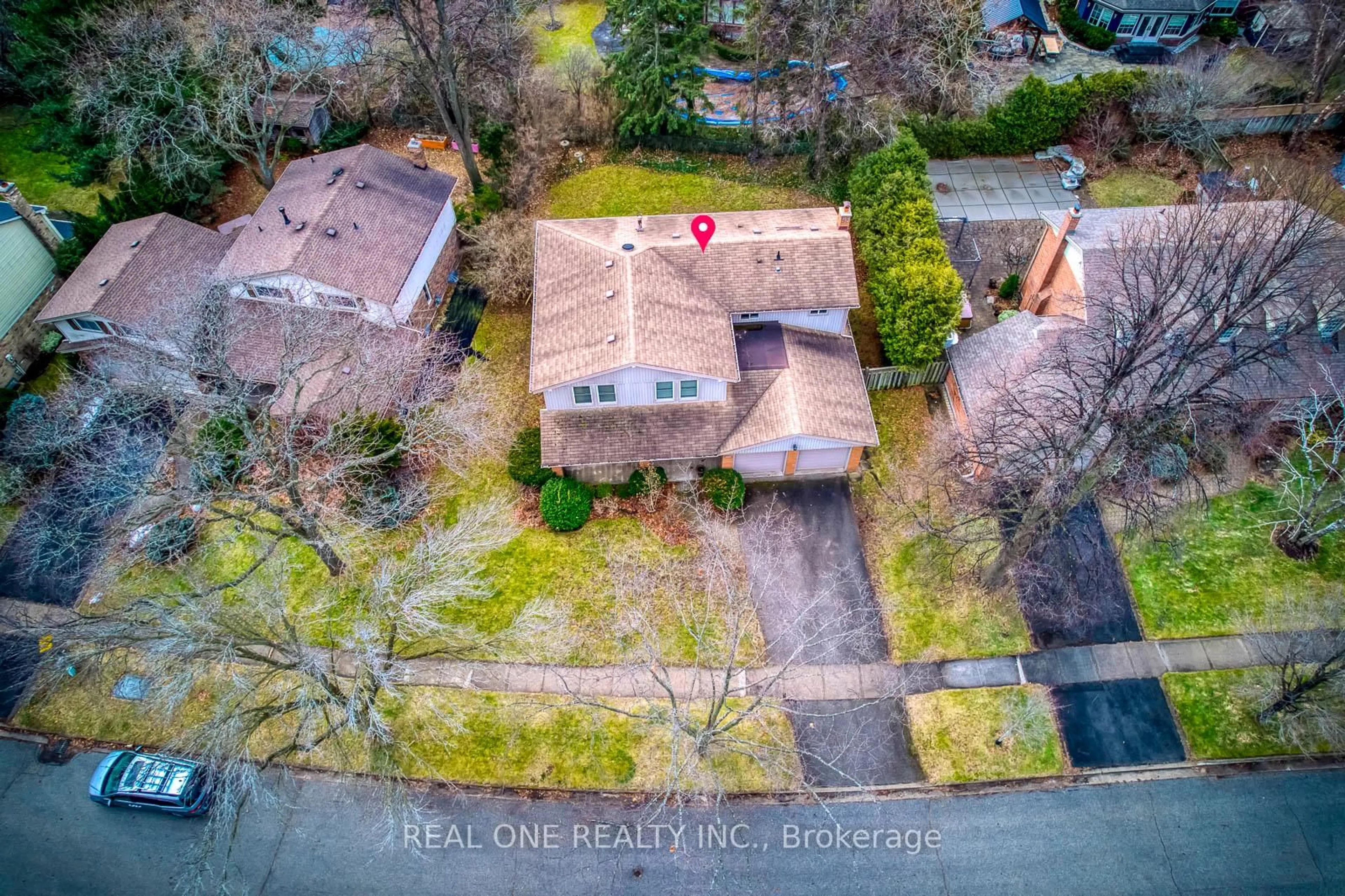 A pic from outside/outdoor area/front of a property/back of a property/a pic from drone, street for 284 Beechfield Rd, Oakville Ontario L6J 5H7