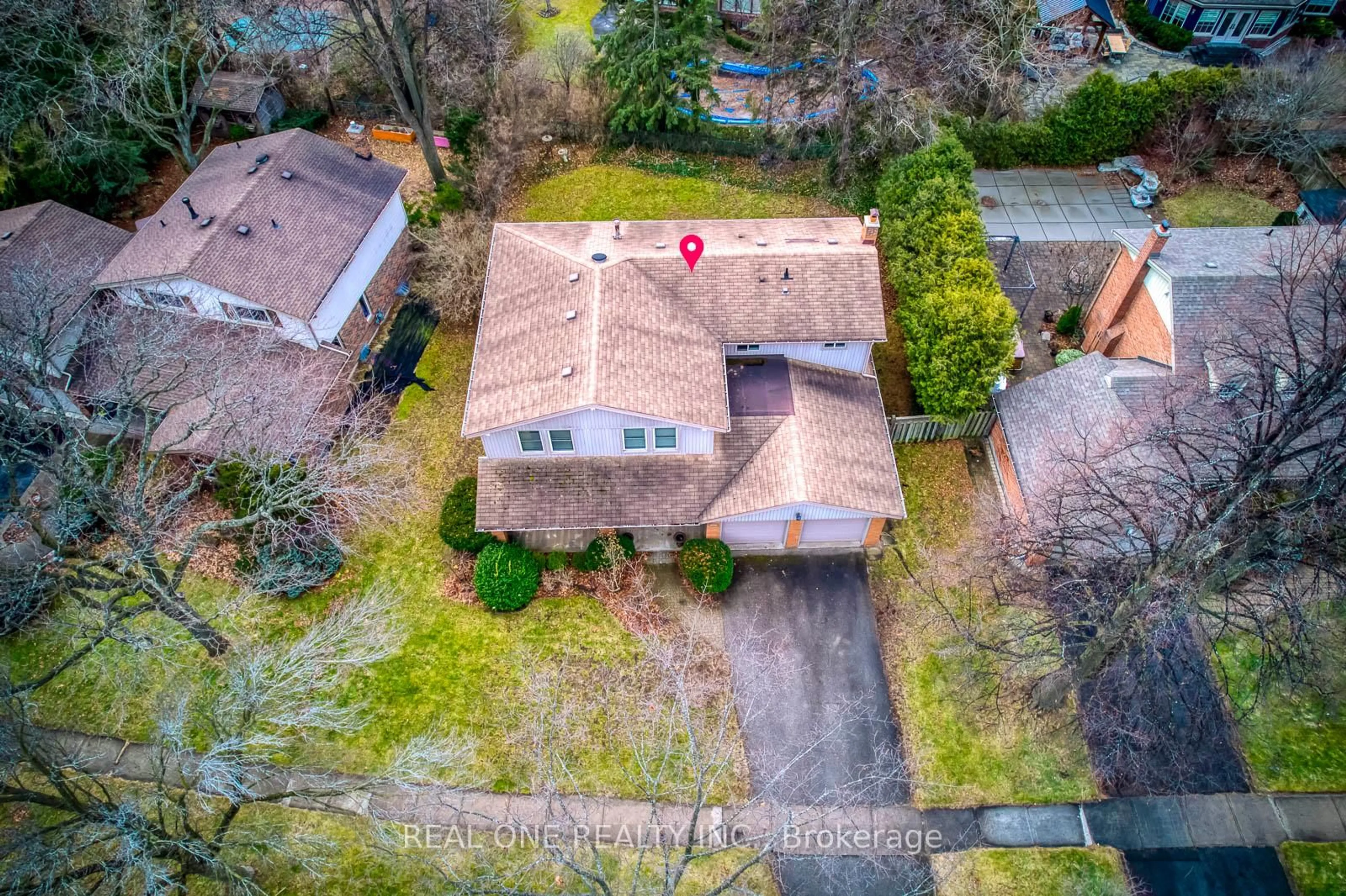 A pic from outside/outdoor area/front of a property/back of a property/a pic from drone, street for 284 Beechfield Rd, Oakville Ontario L6J 5H7
