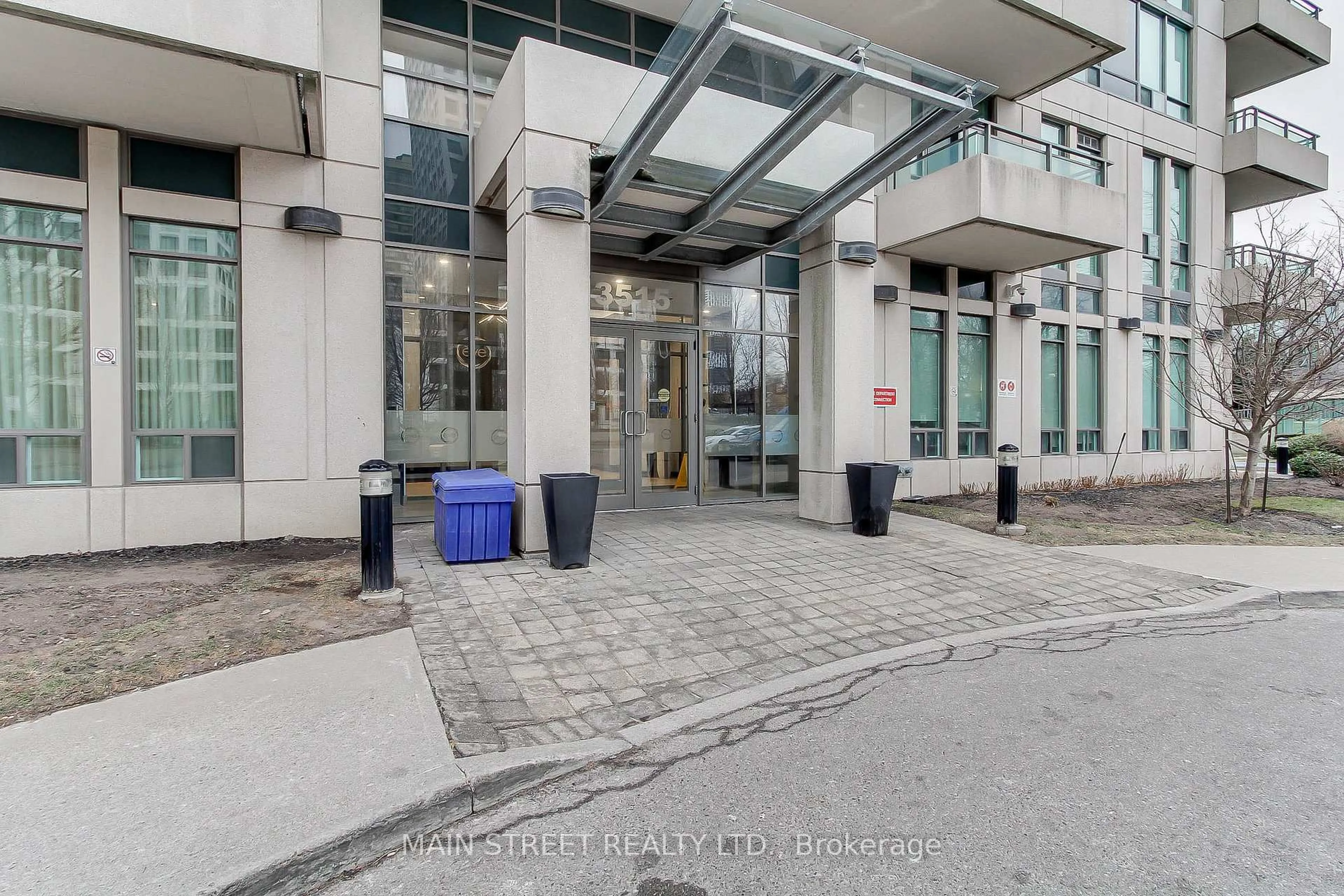 Indoor foyer for 3515 Kariya Dr #301, Mississauga Ontario L5B 0C1