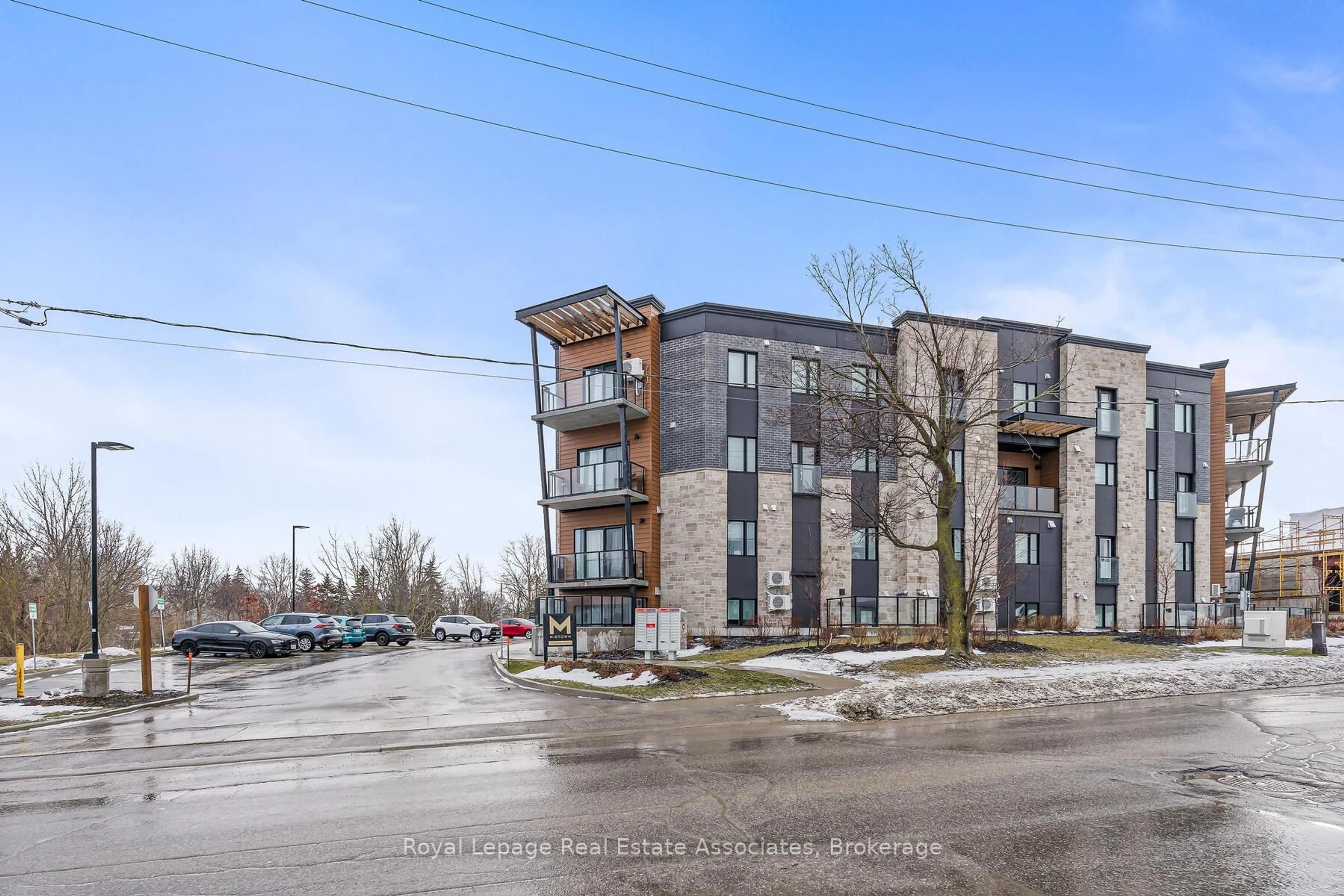 A pic from outside/outdoor area/front of a property/back of a property/a pic from drone, building for 17 Centre St #102, Orangeville Ontario L9W 7S6