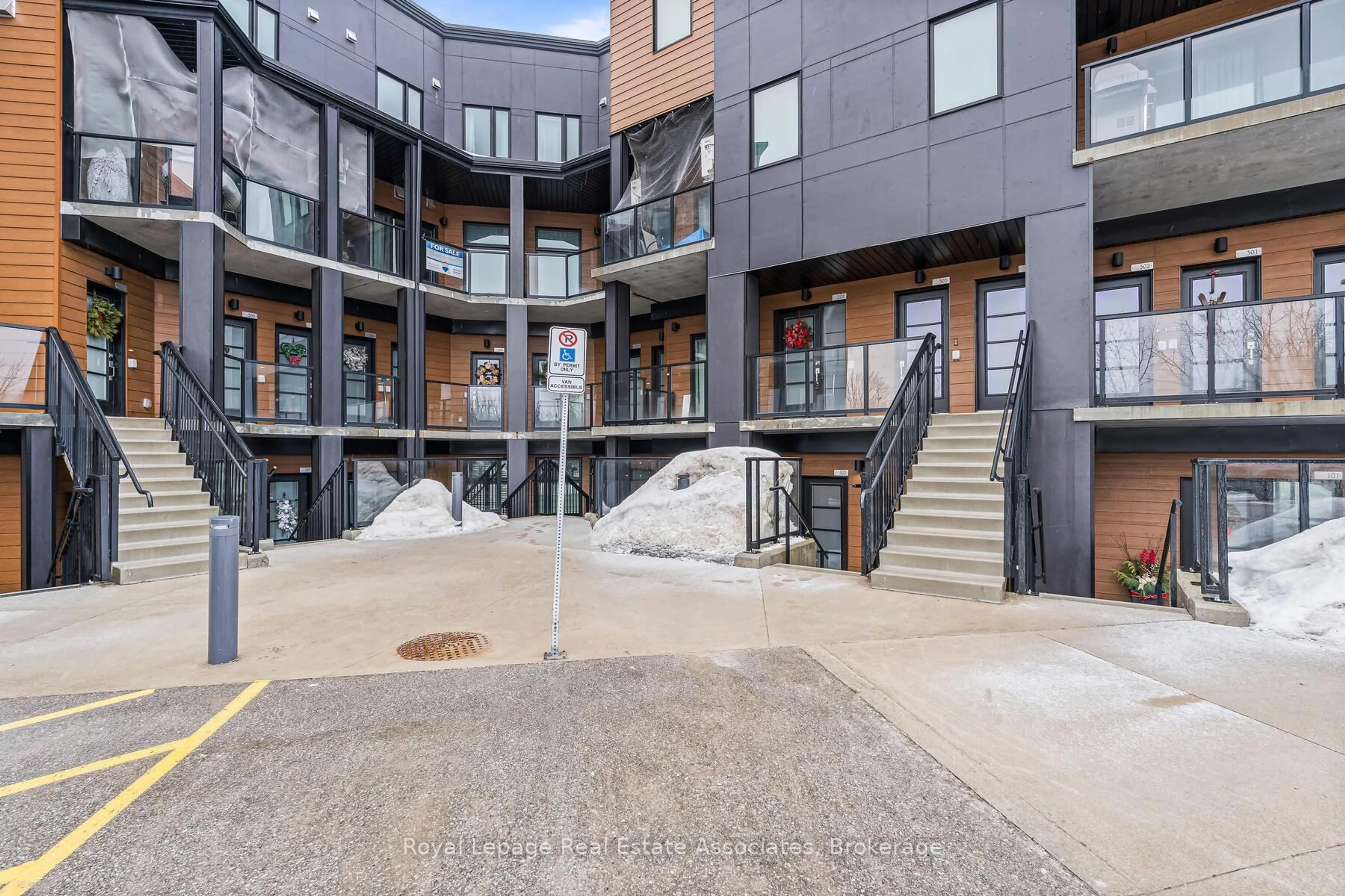 Patio, unknown for 17 Centre St #102, Orangeville Ontario L9W 7S6