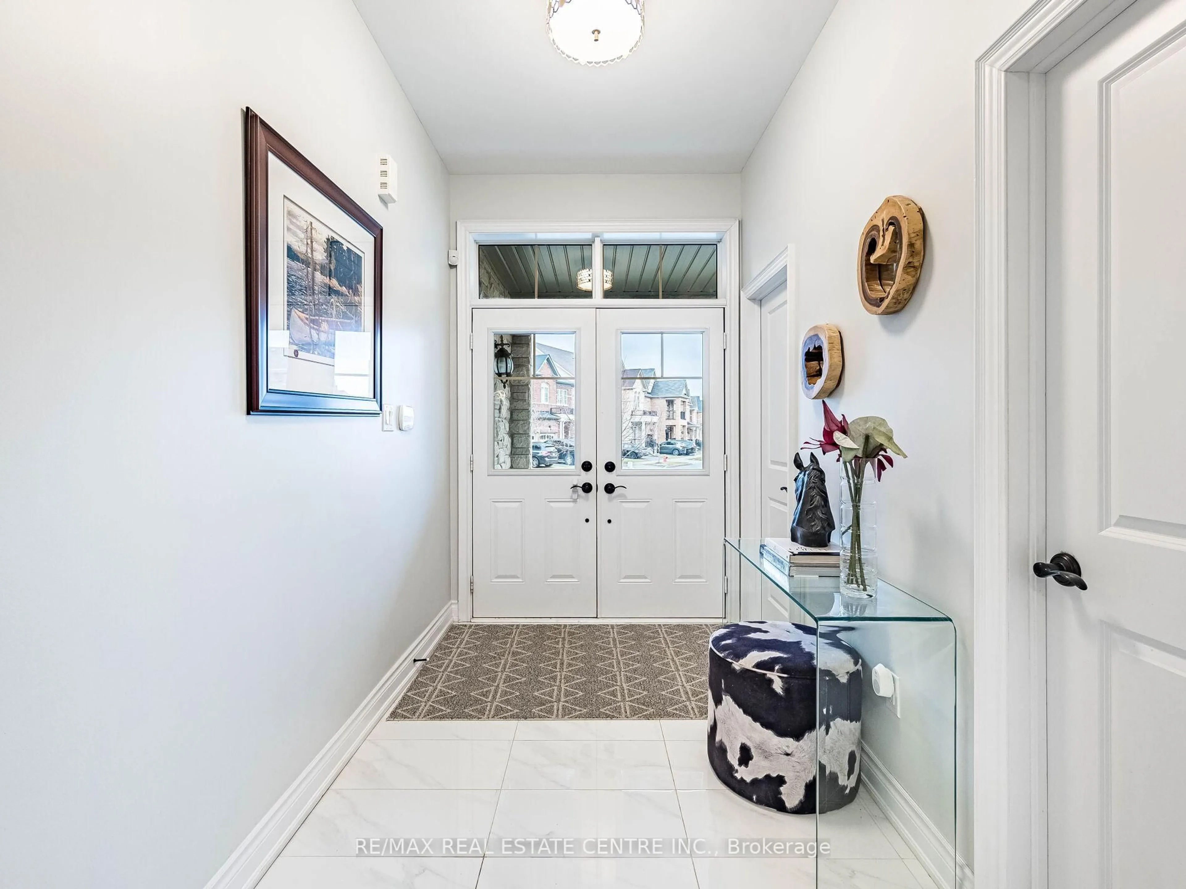 Indoor entryway for 3253 Mintwood Circ, Oakville Ontario L6H 7C3