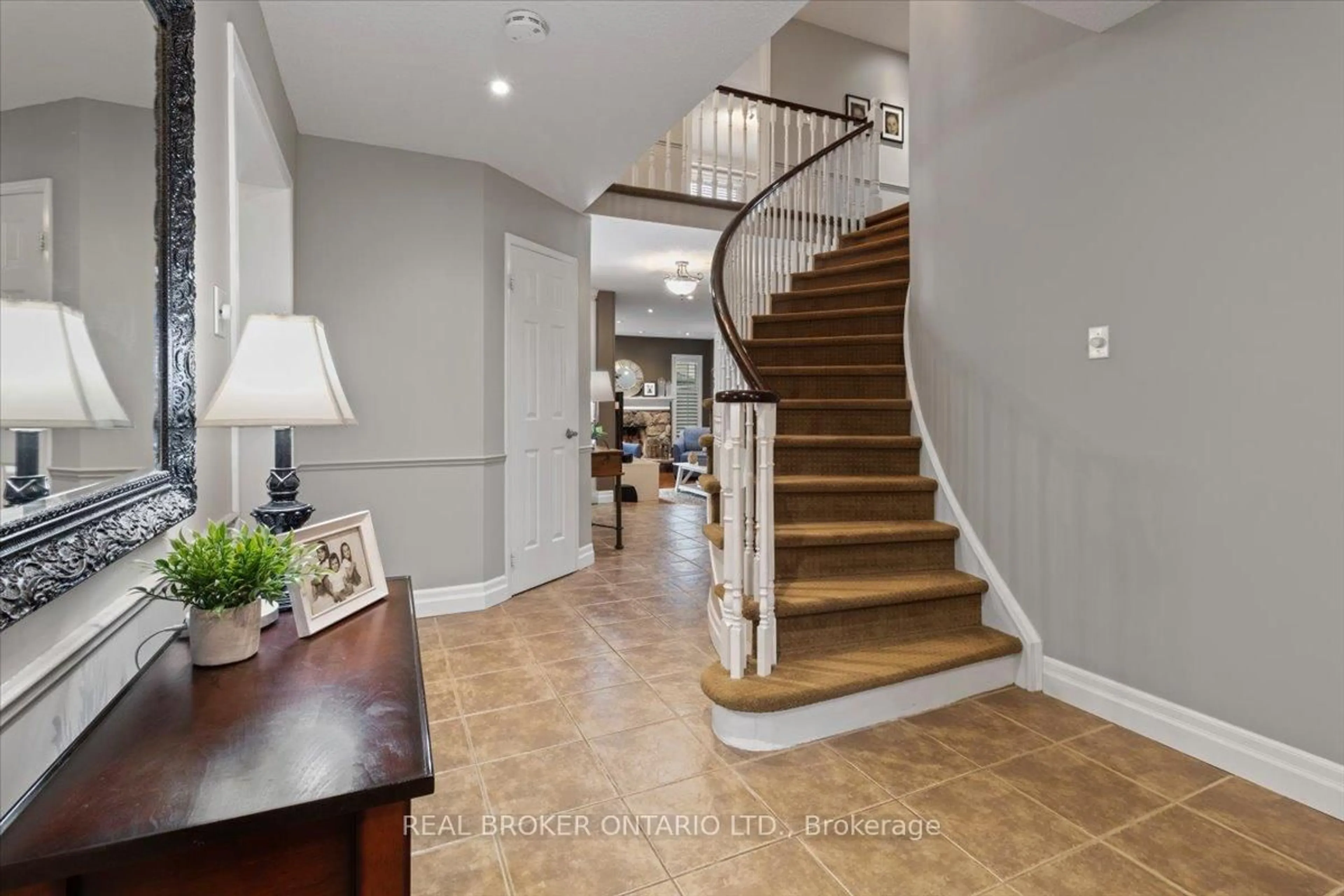 Indoor entryway for 3182 Tania Cres, Burlington Ontario L7M 3M7