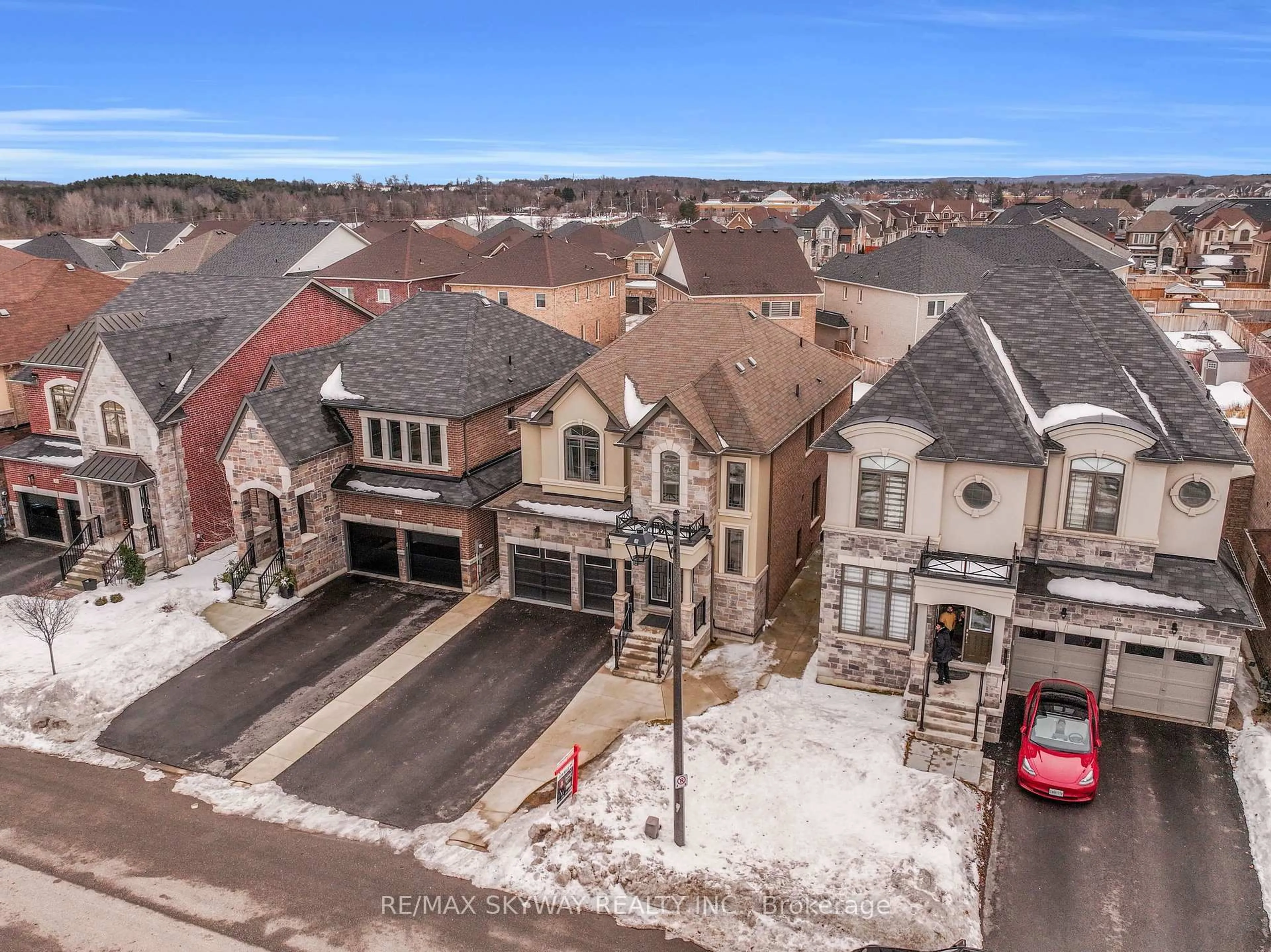 A pic from outside/outdoor area/front of a property/back of a property/a pic from drone, street for 46 Ash Hill Ave, Caledon Ontario L7C 4H8
