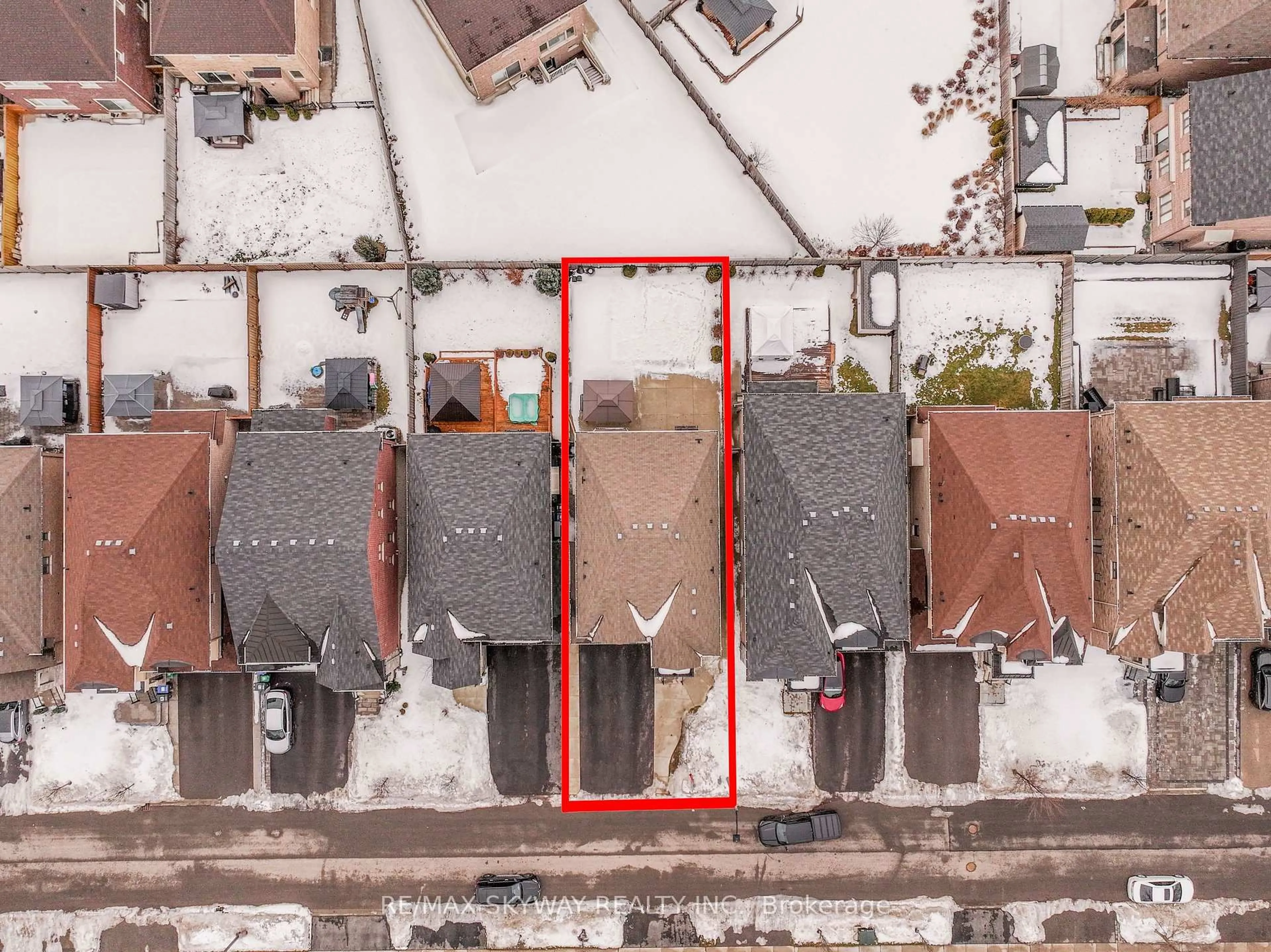 A pic from outside/outdoor area/front of a property/back of a property/a pic from drone, street for 46 Ash Hill Ave, Caledon Ontario L7C 4H8