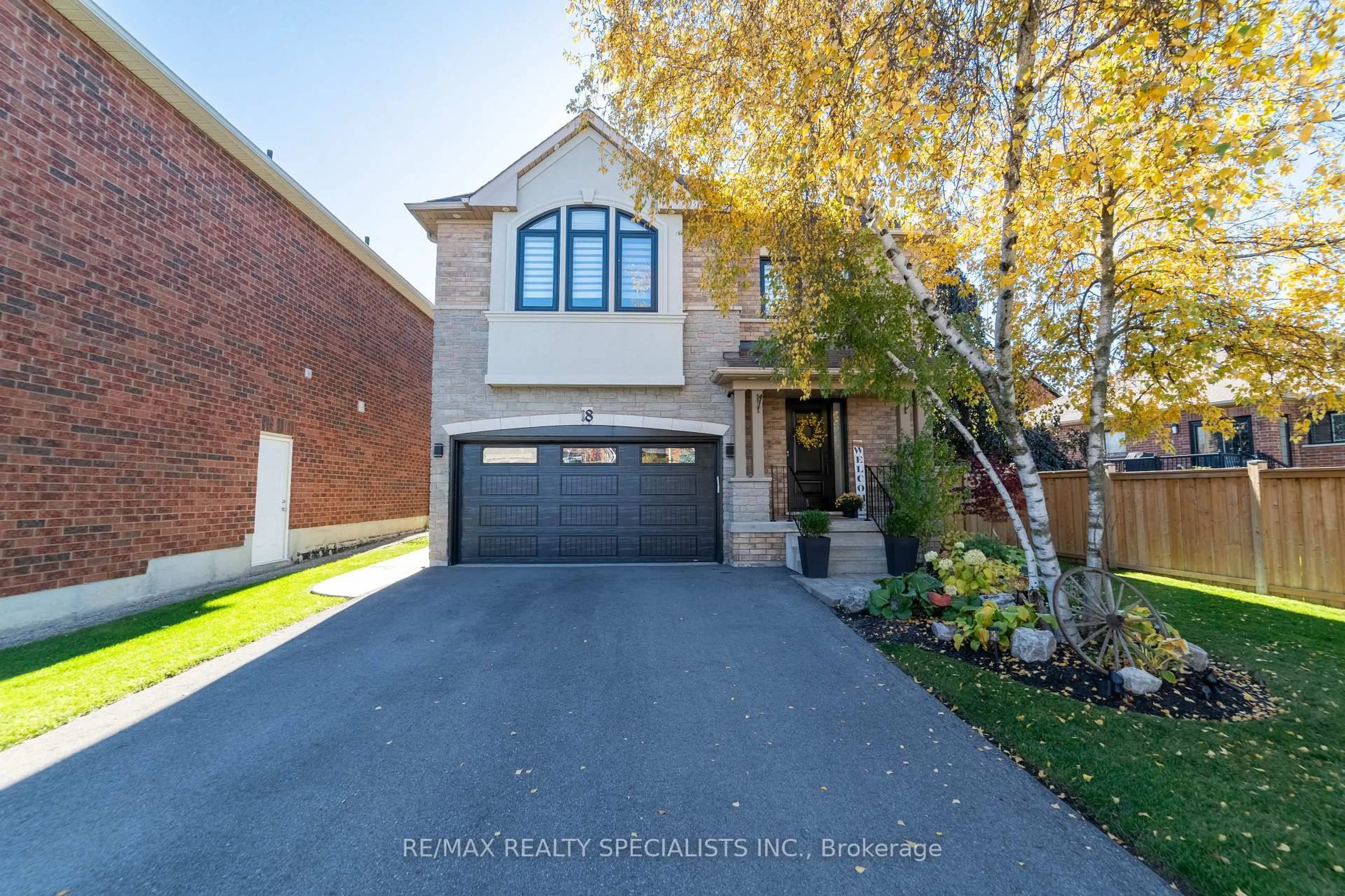 Home with brick exterior material, street for 18 Pinebrook Circ, Caledon Ontario L7C 1C4