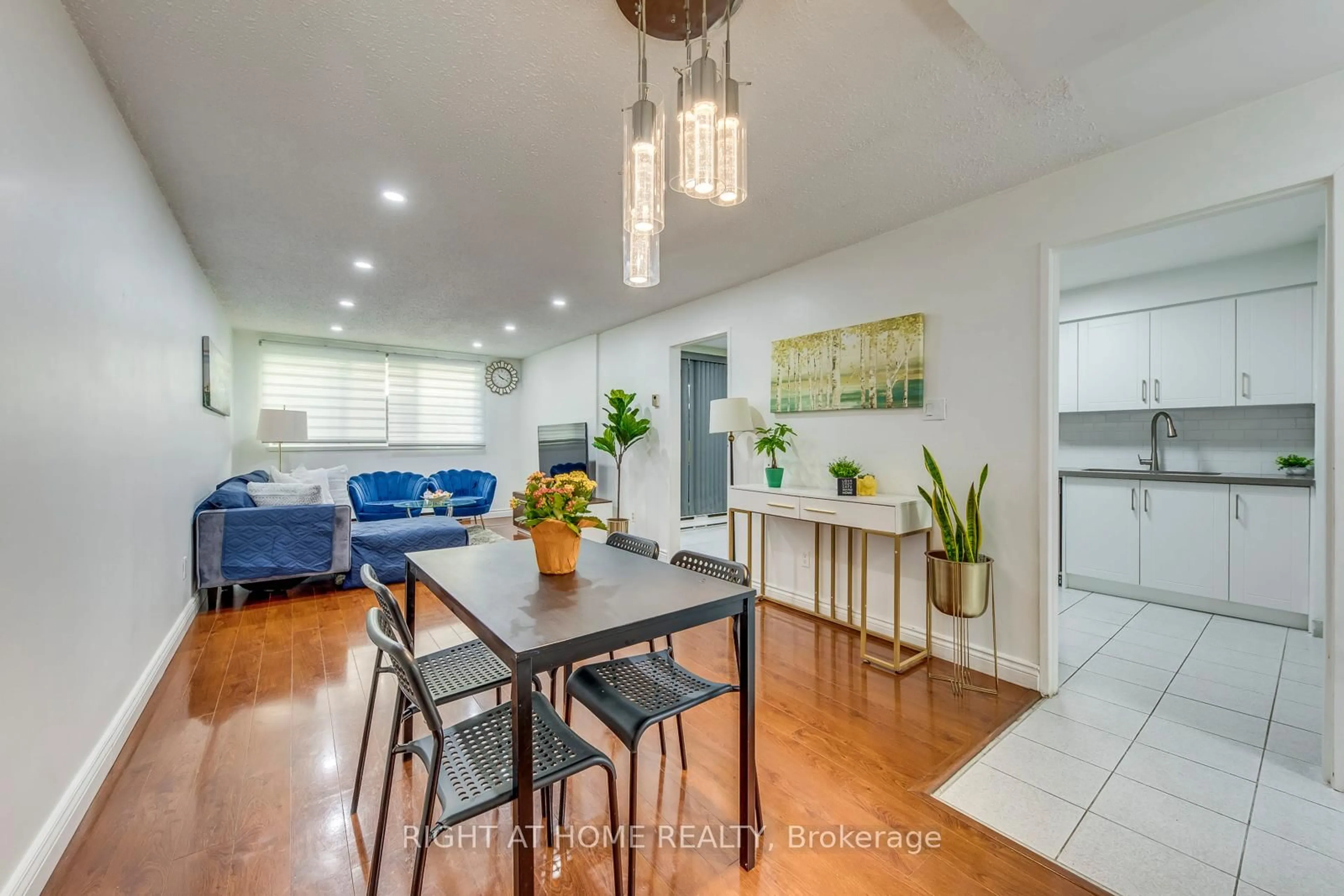 Open concept kitchen, wood/laminate floor for 2170 Bromsgrove Rd #89, Mississauga Ontario L5J 4J2