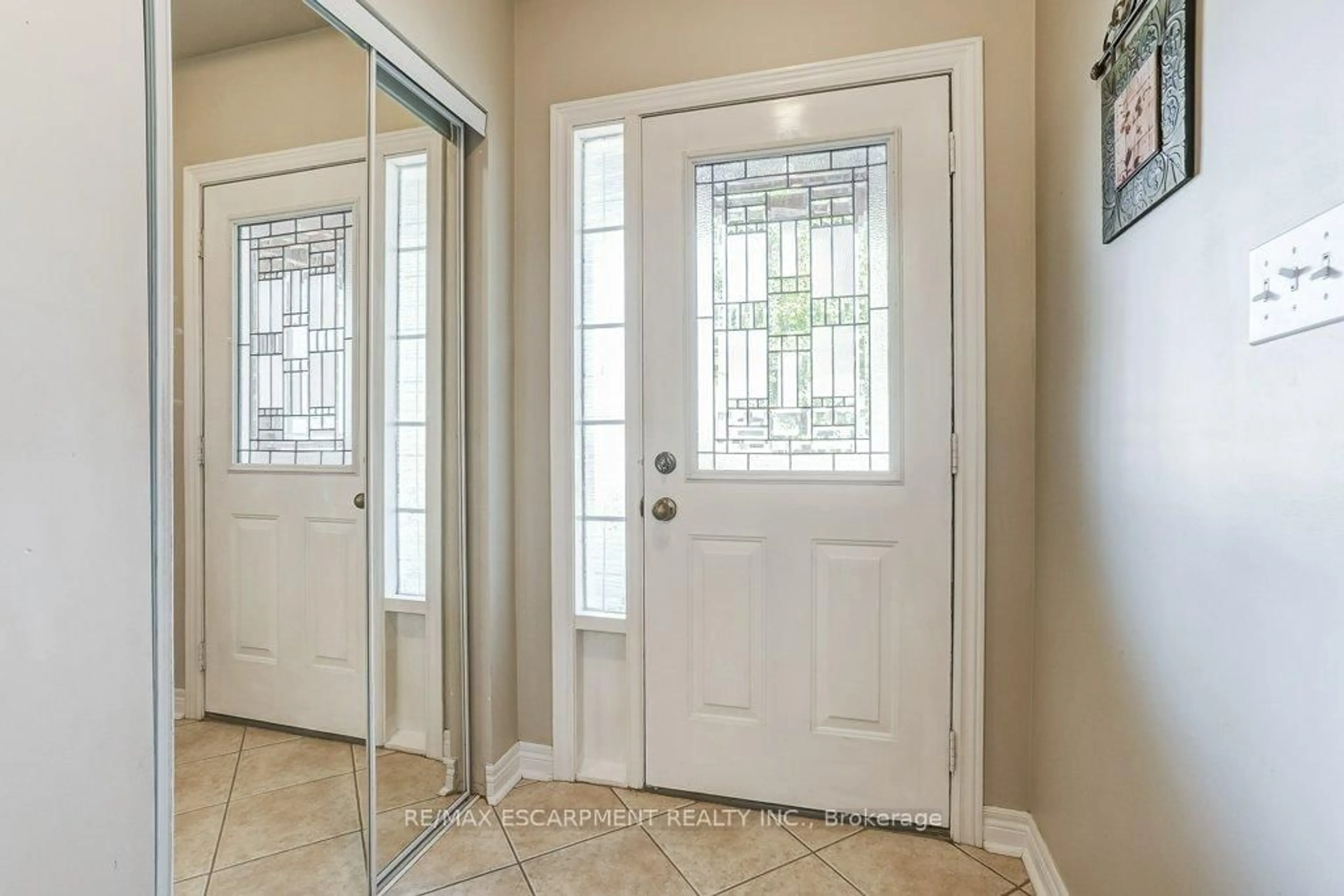 Indoor entryway for 4134 Medland Dr, Burlington Ontario L7M 4Z8