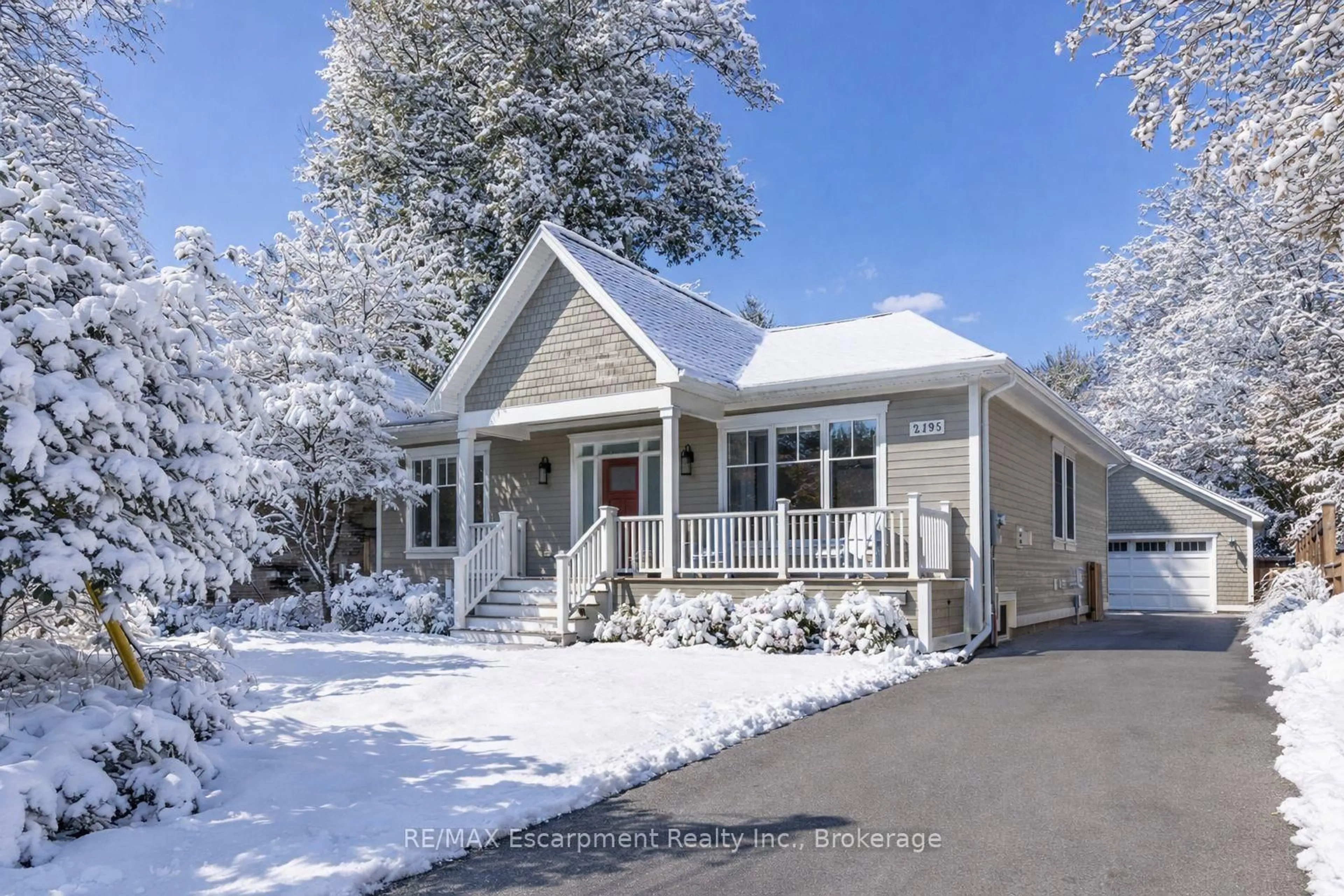 Home with vinyl exterior material, street for 2195 Courtland Dr, Burlington Ontario L7R 1S2