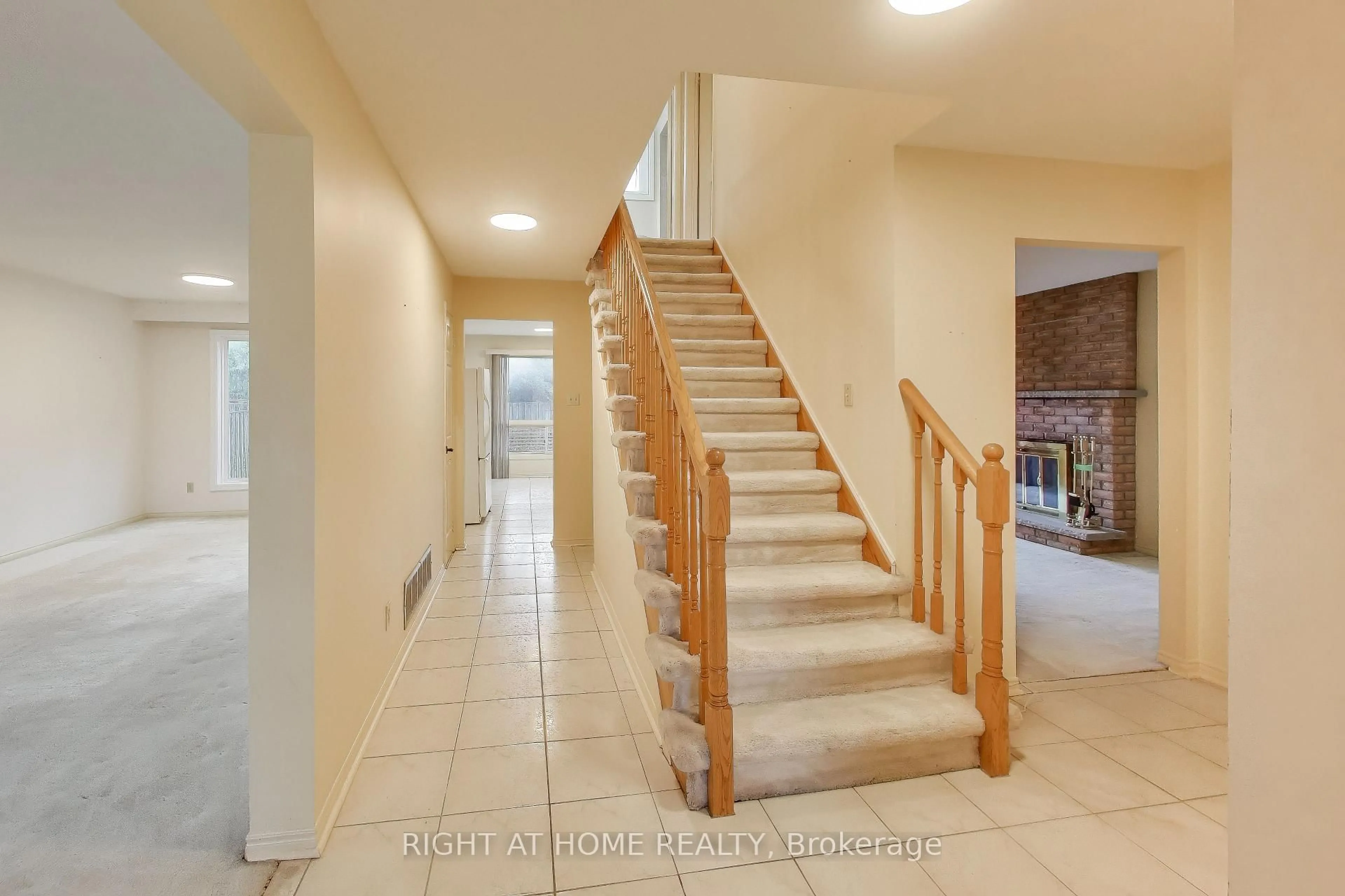 Indoor foyer for 2436 Folkway Dr, Mississauga Ontario L5L 3N3