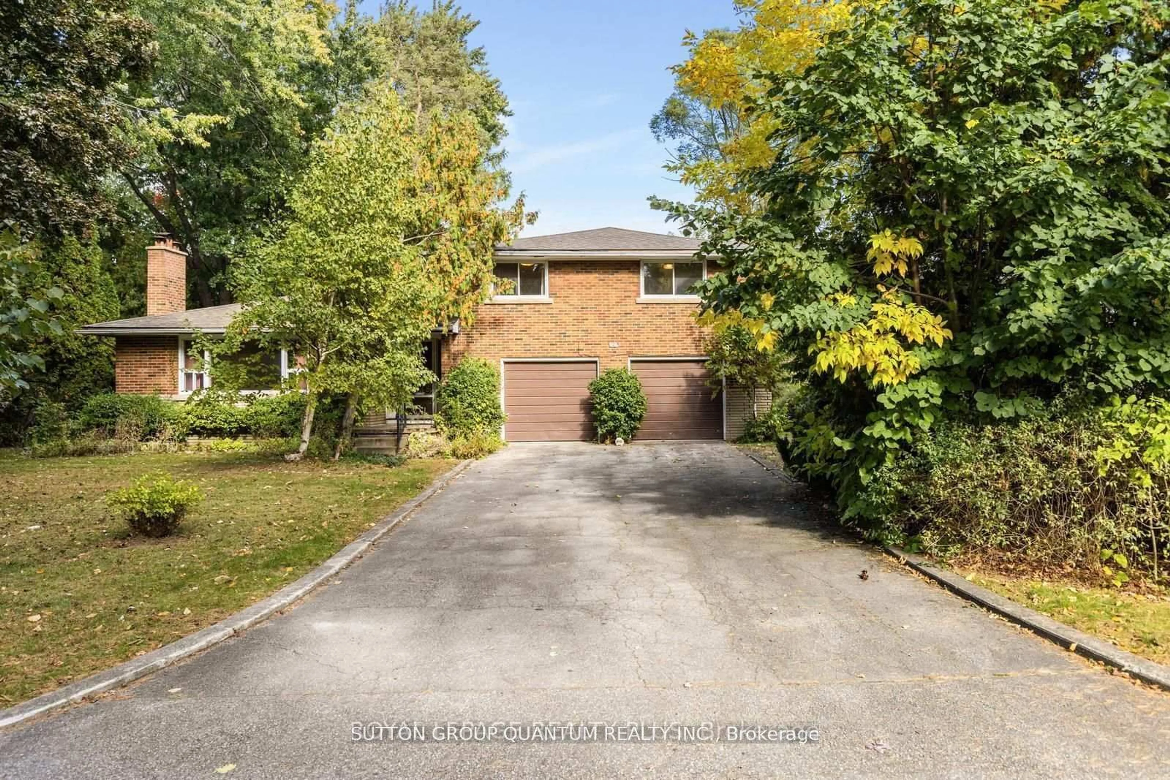 A pic from outside/outdoor area/front of a property/back of a property/a pic from drone, street for 2113 Stonehouse Cres, Mississauga Ontario L5H 3H9