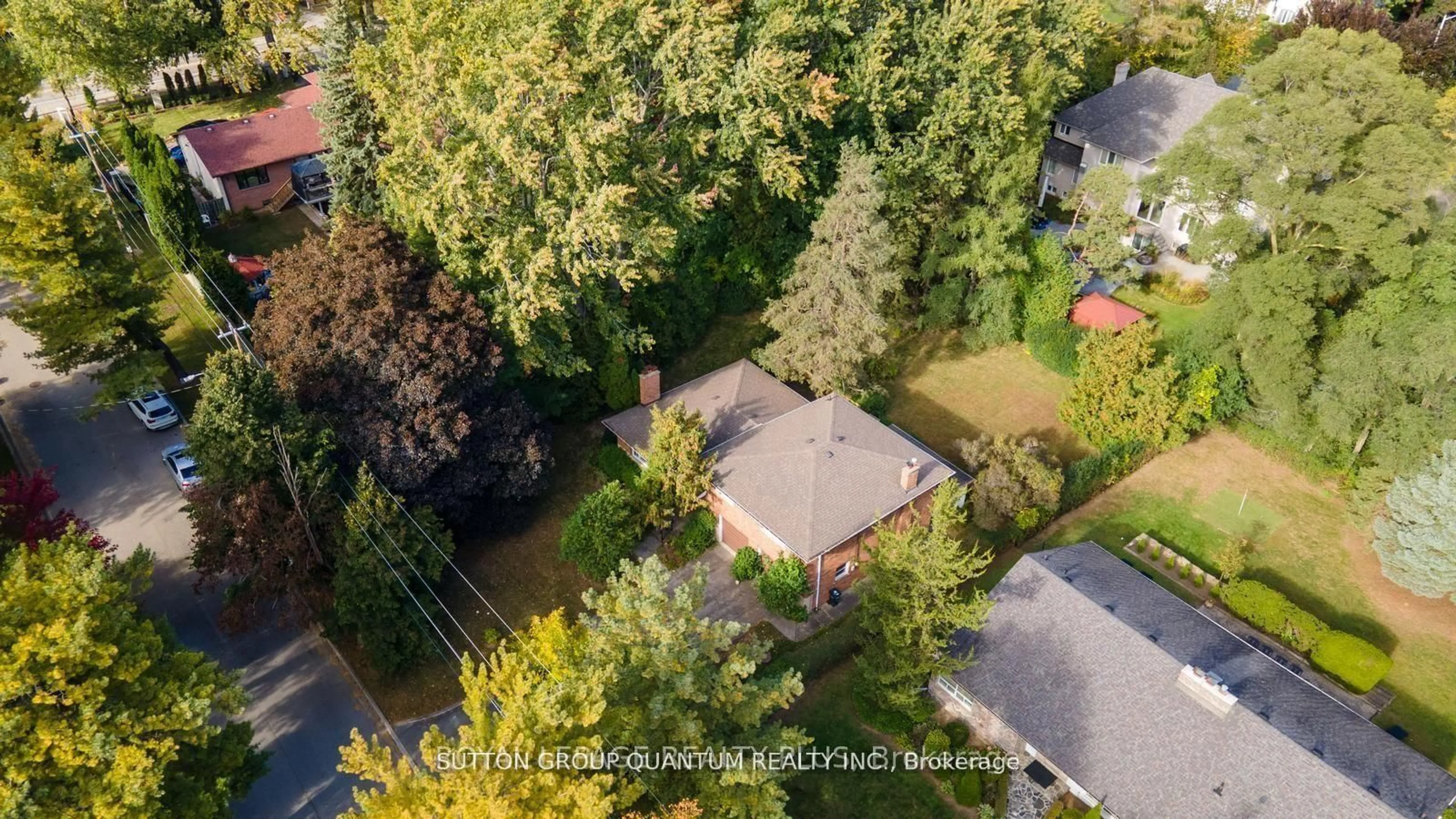 A pic from outside/outdoor area/front of a property/back of a property/a pic from drone, street for 2113 Stonehouse Cres, Mississauga Ontario L5H 3H9