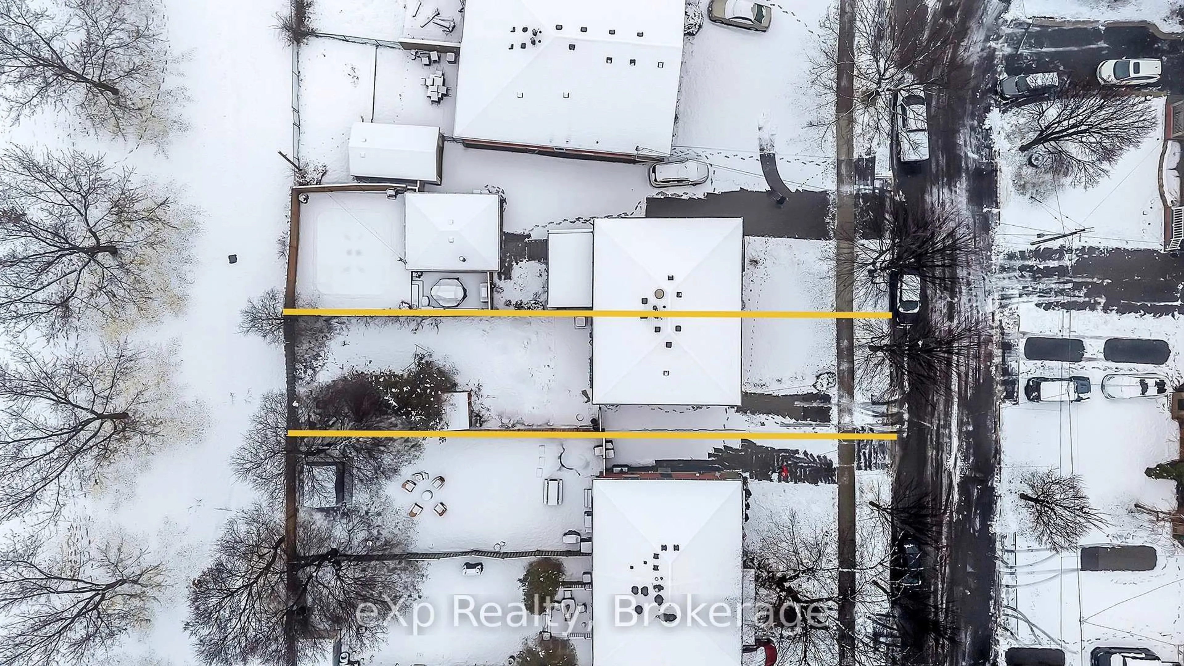 A pic from outside/outdoor area/front of a property/back of a property/a pic from drone, street for 1367 Freeport Dr, Mississauga Ontario L5C 1S5