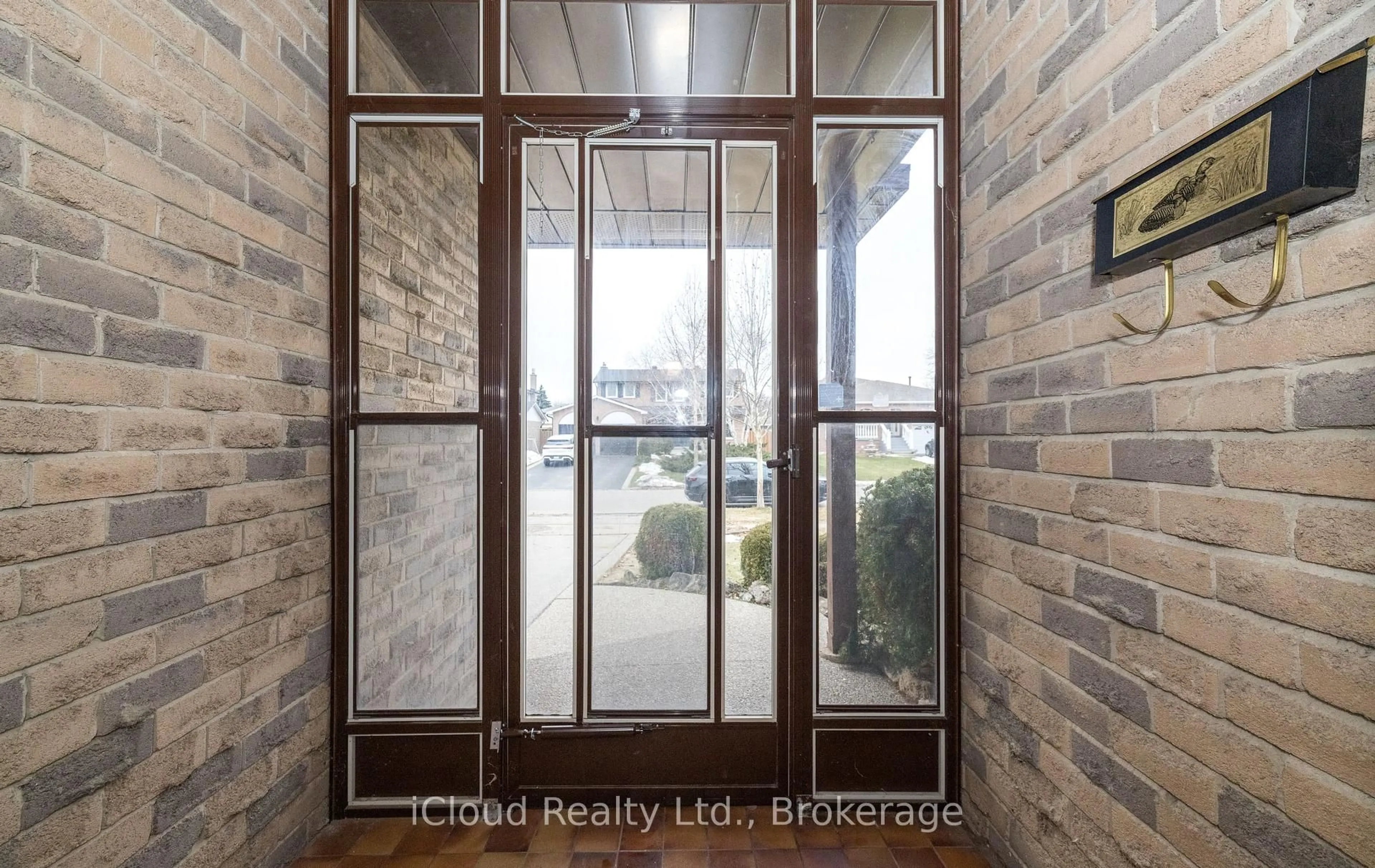 Indoor entryway for 830 Syer Dr, Milton Ontario L9T 4E3