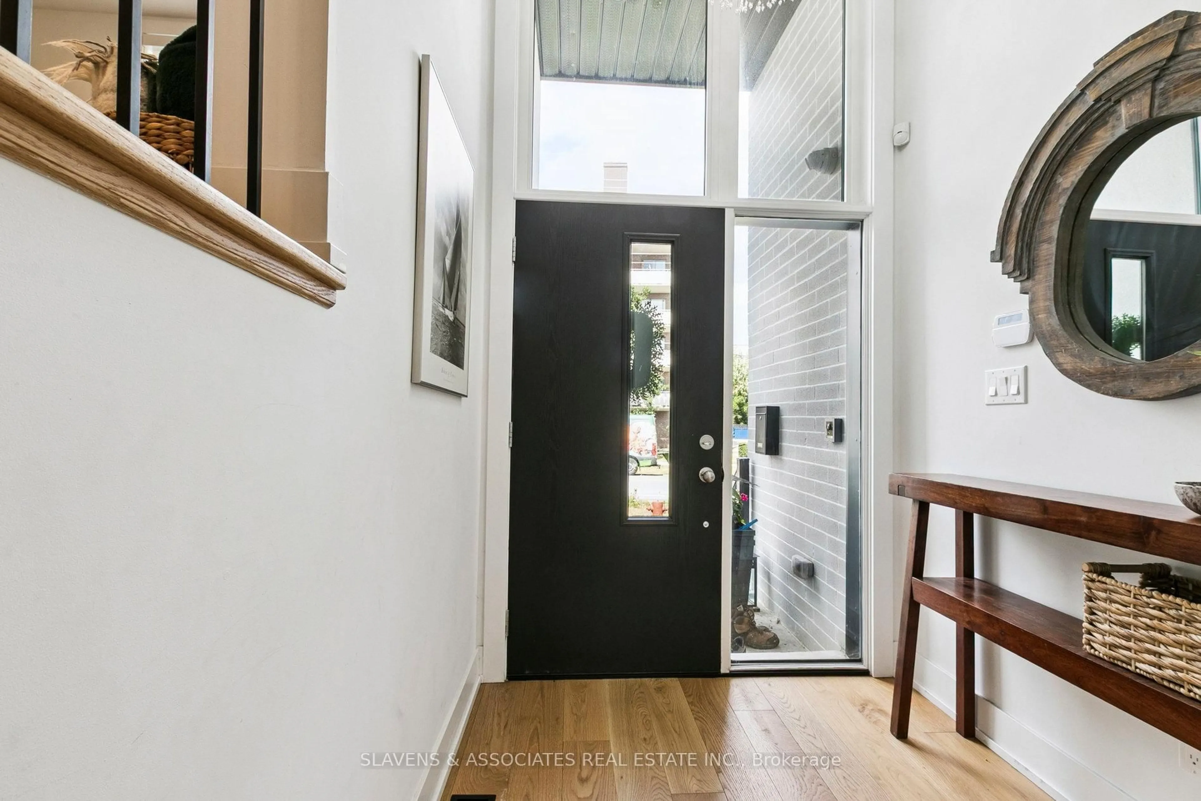 Indoor entryway for 1040 Enola Ave, Mississauga Ontario L5G 4A9