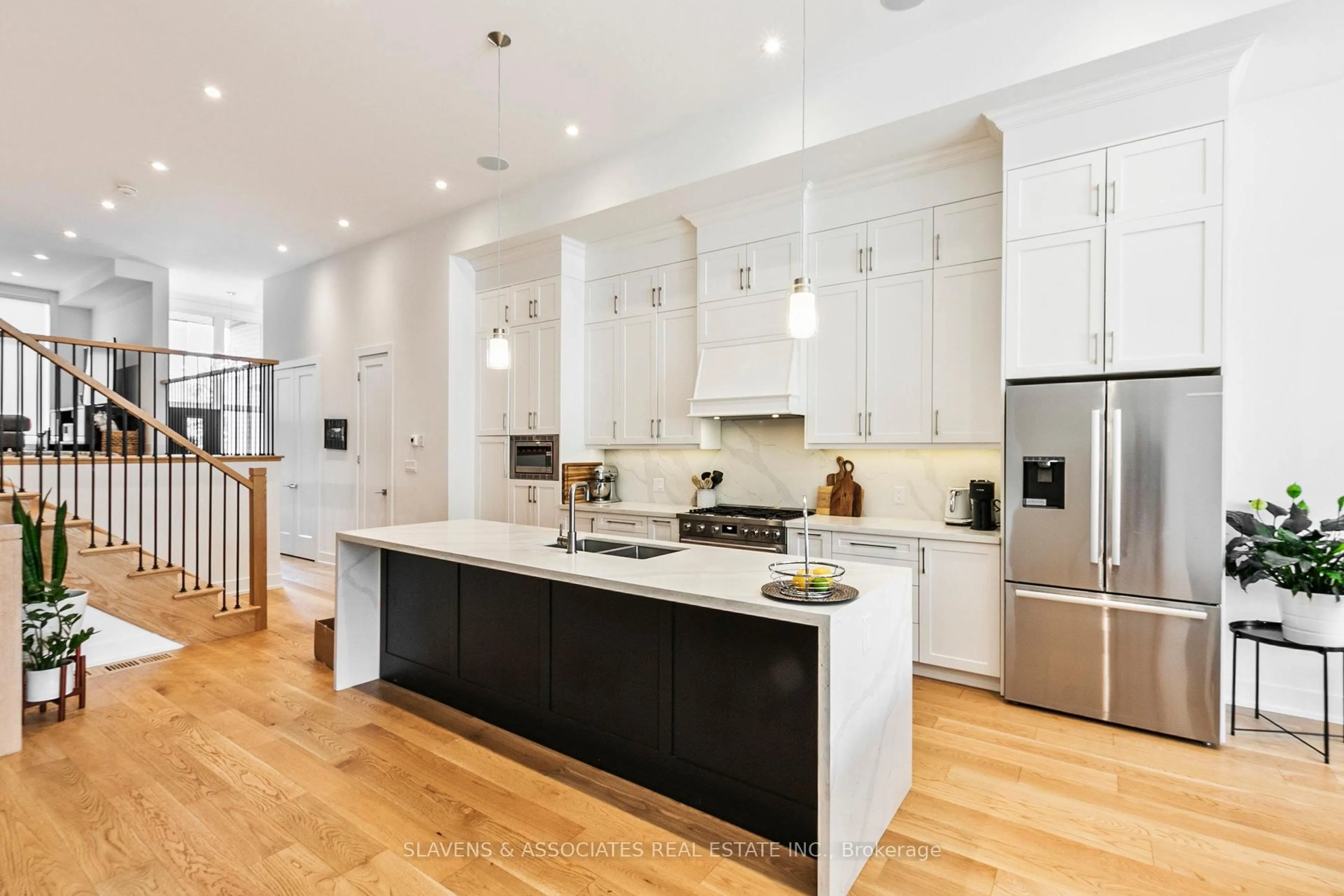 Contemporary kitchen, unknown for 1040 Enola Ave, Mississauga Ontario L5G 4A9