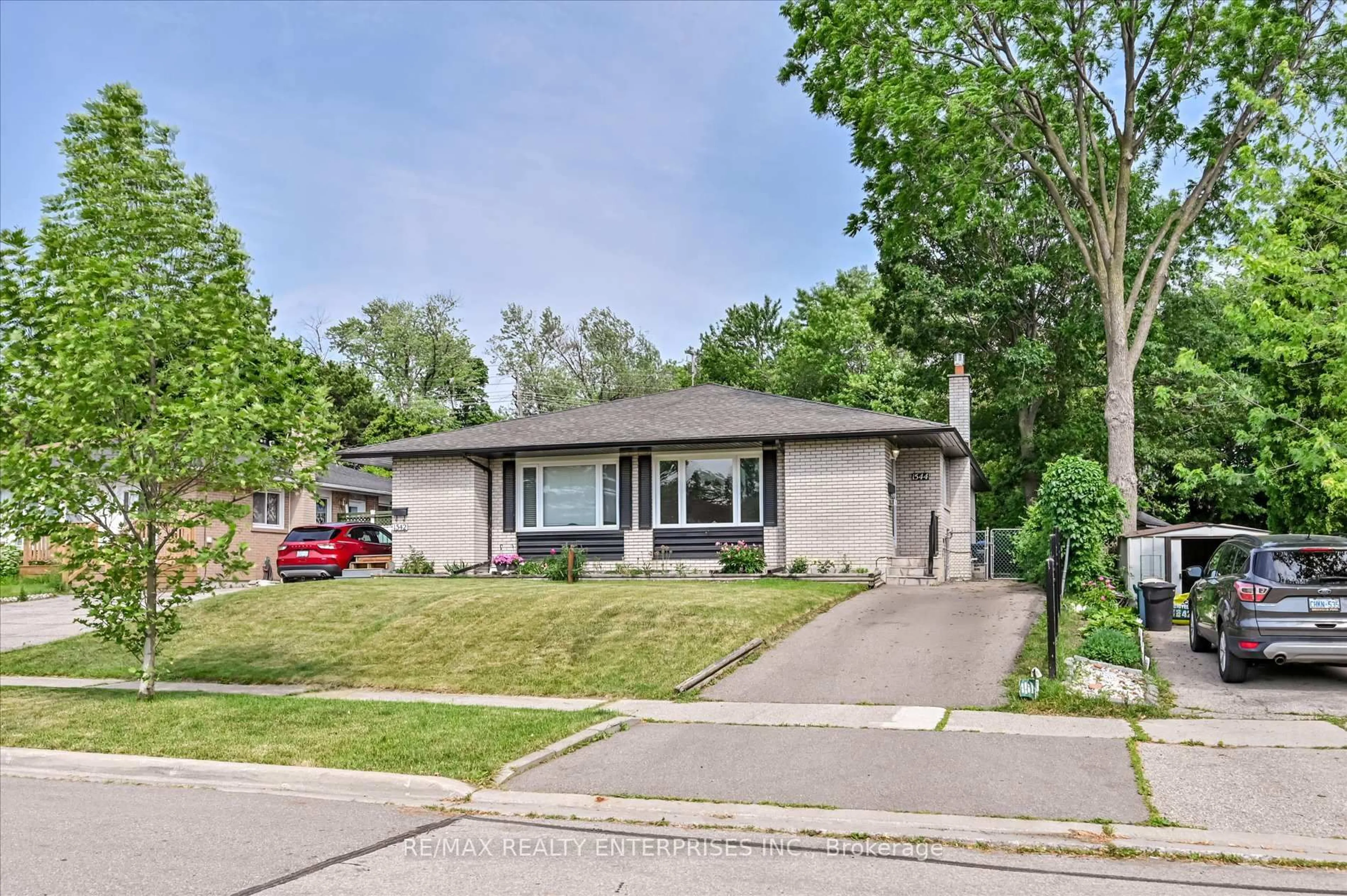 Home with brick exterior material, street for 1544 Swanage Cres, Mississauga Ontario L5J 3N8