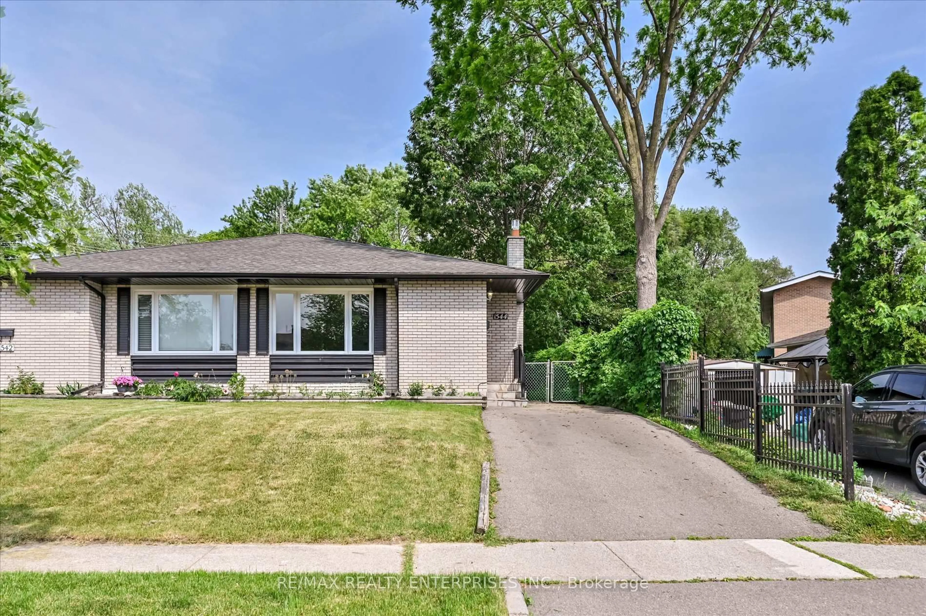 Home with brick exterior material, street for 1544 Swanage Cres, Mississauga Ontario L5J 3N8
