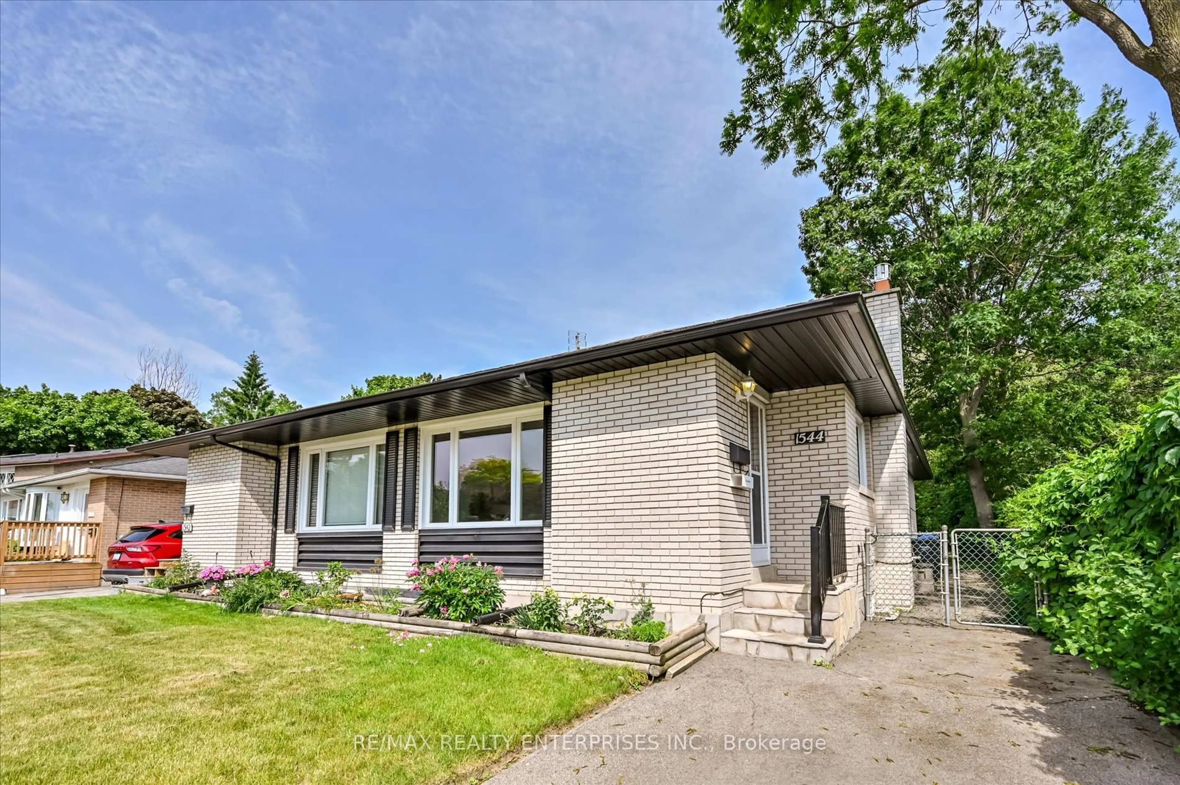 Home with brick exterior material, street for 1544 Swanage Cres, Mississauga Ontario L5J 3N8