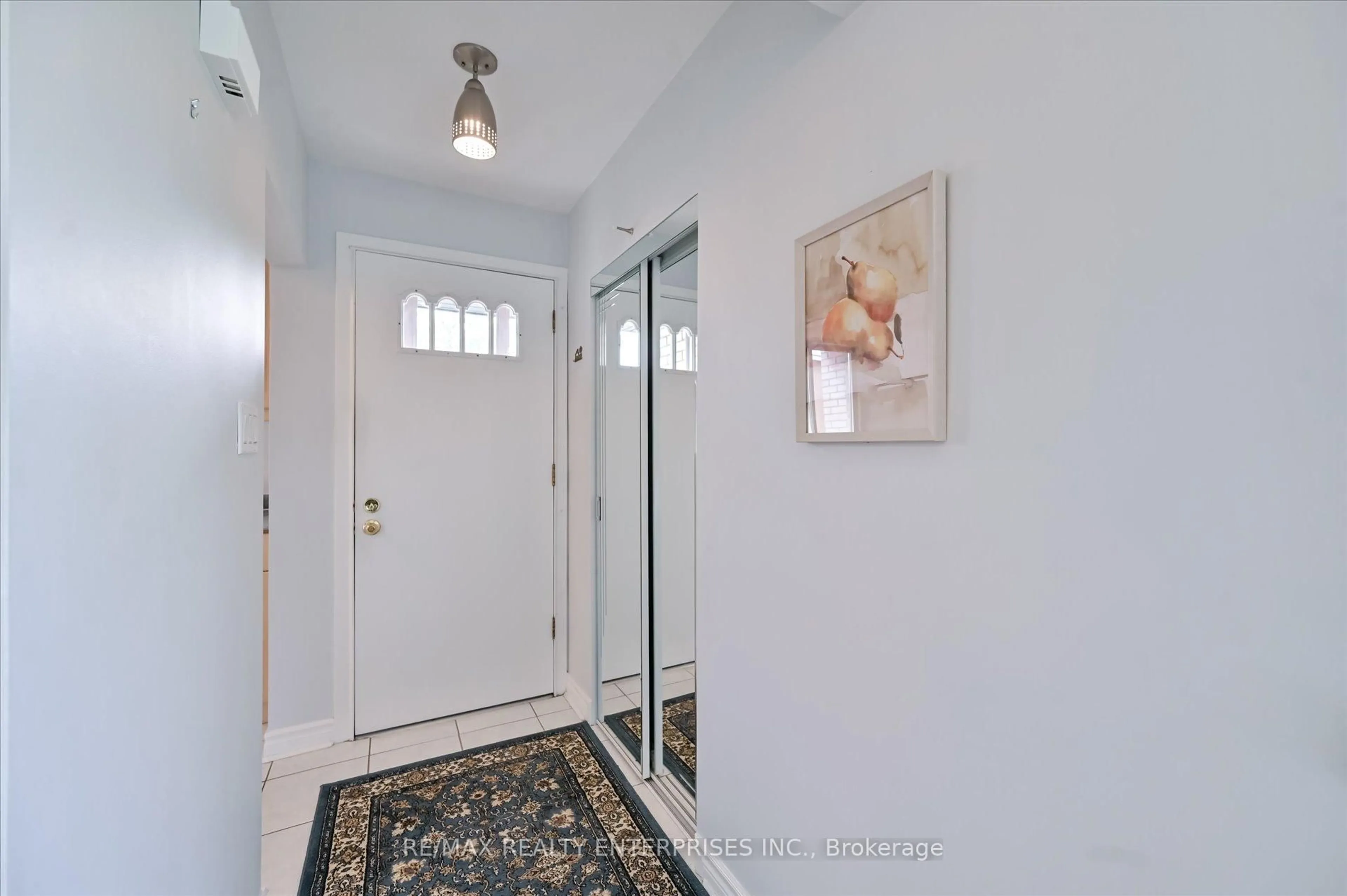 Indoor entryway for 1544 Swanage Cres, Mississauga Ontario L5J 3N8