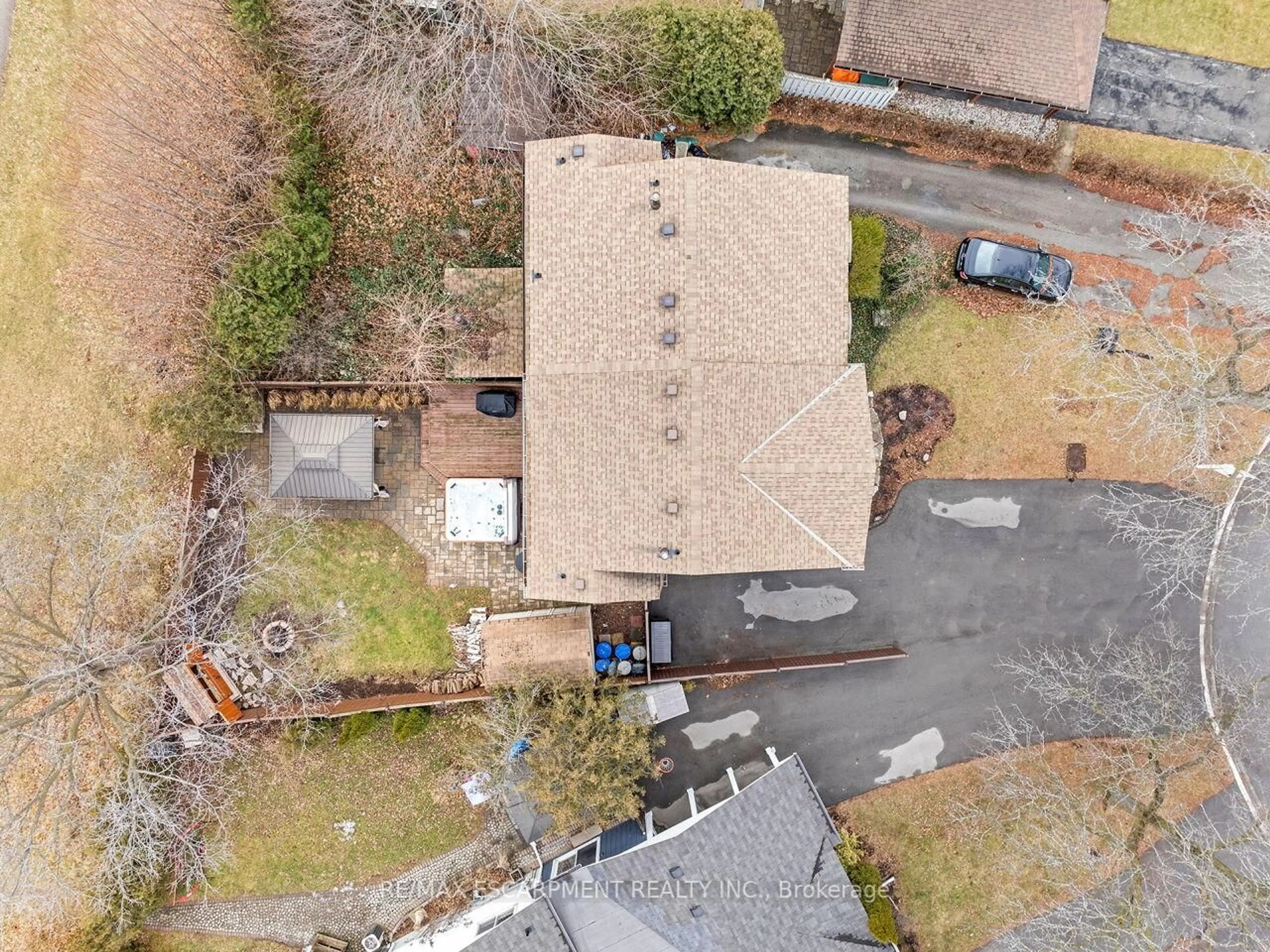 A pic from outside/outdoor area/front of a property/back of a property/a pic from drone, street for 655 Lomond Cres, Burlington Ontario L7L 2N8
