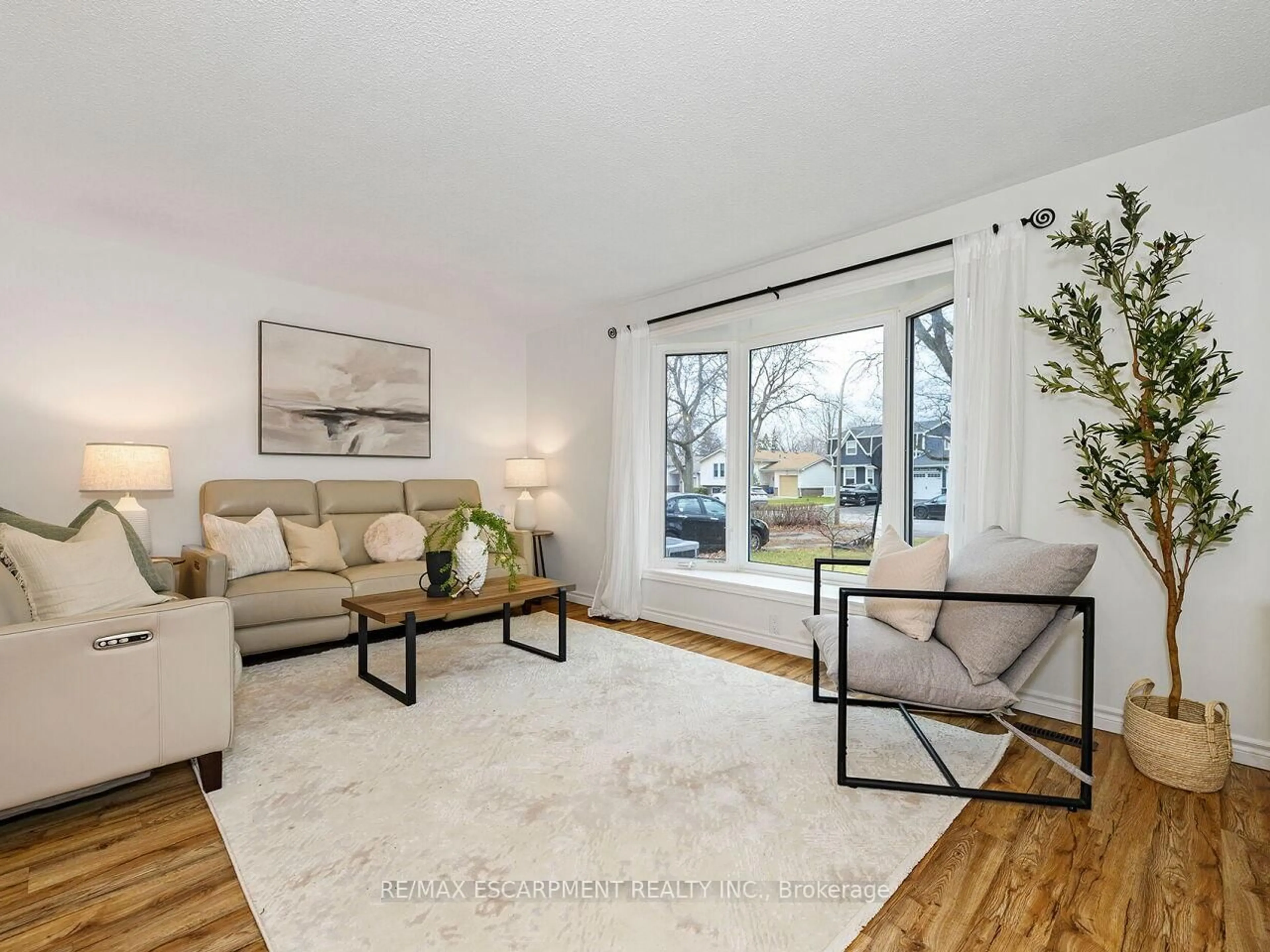 Living room with furniture, unknown for 655 Lomond Cres, Burlington Ontario L7L 2N8