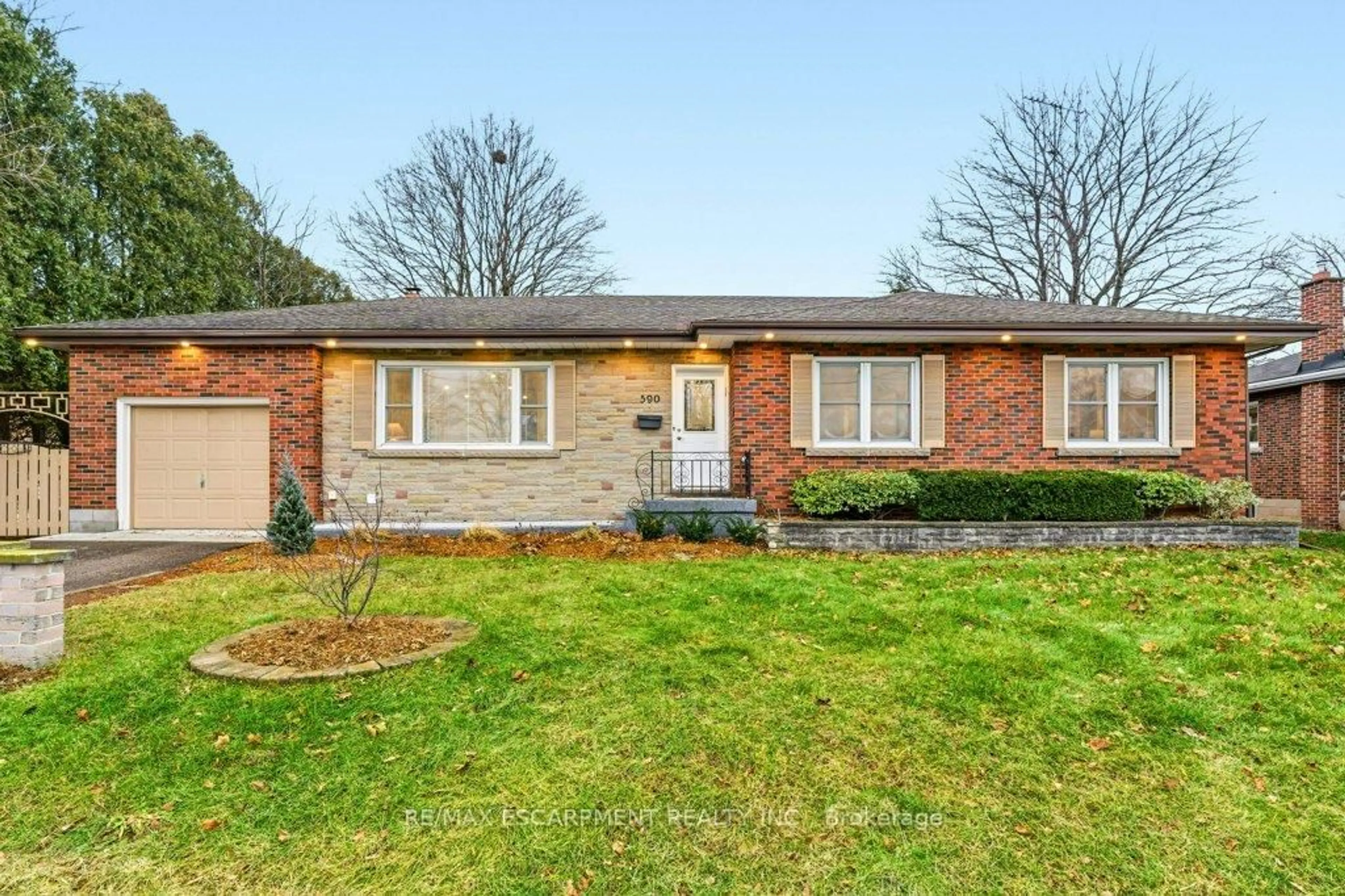 Home with brick exterior material, street for 590 Cumberland Ave, Burlington Ontario L7N 2X2