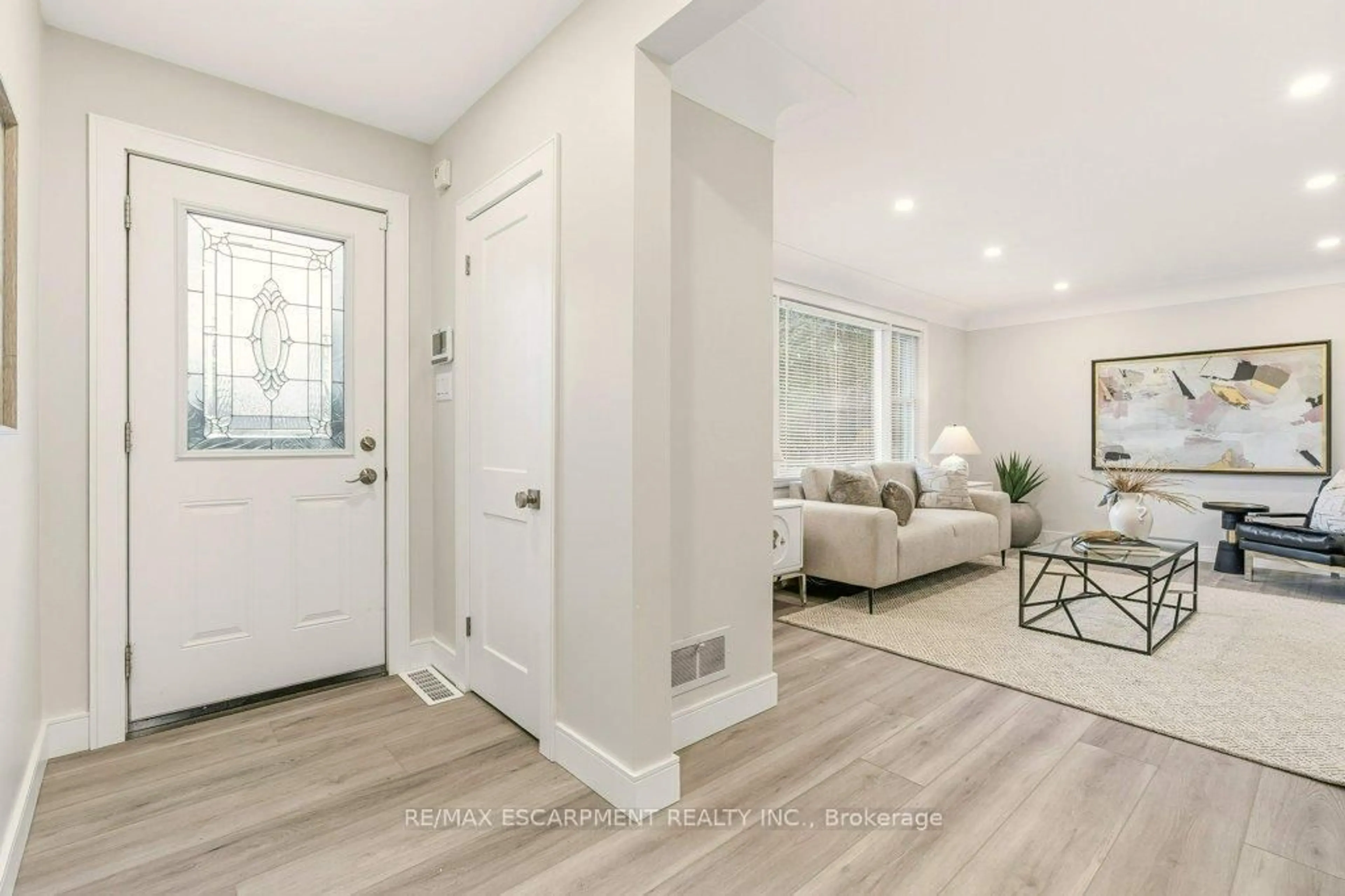 Indoor entryway for 590 Cumberland Ave, Burlington Ontario L7N 2X2