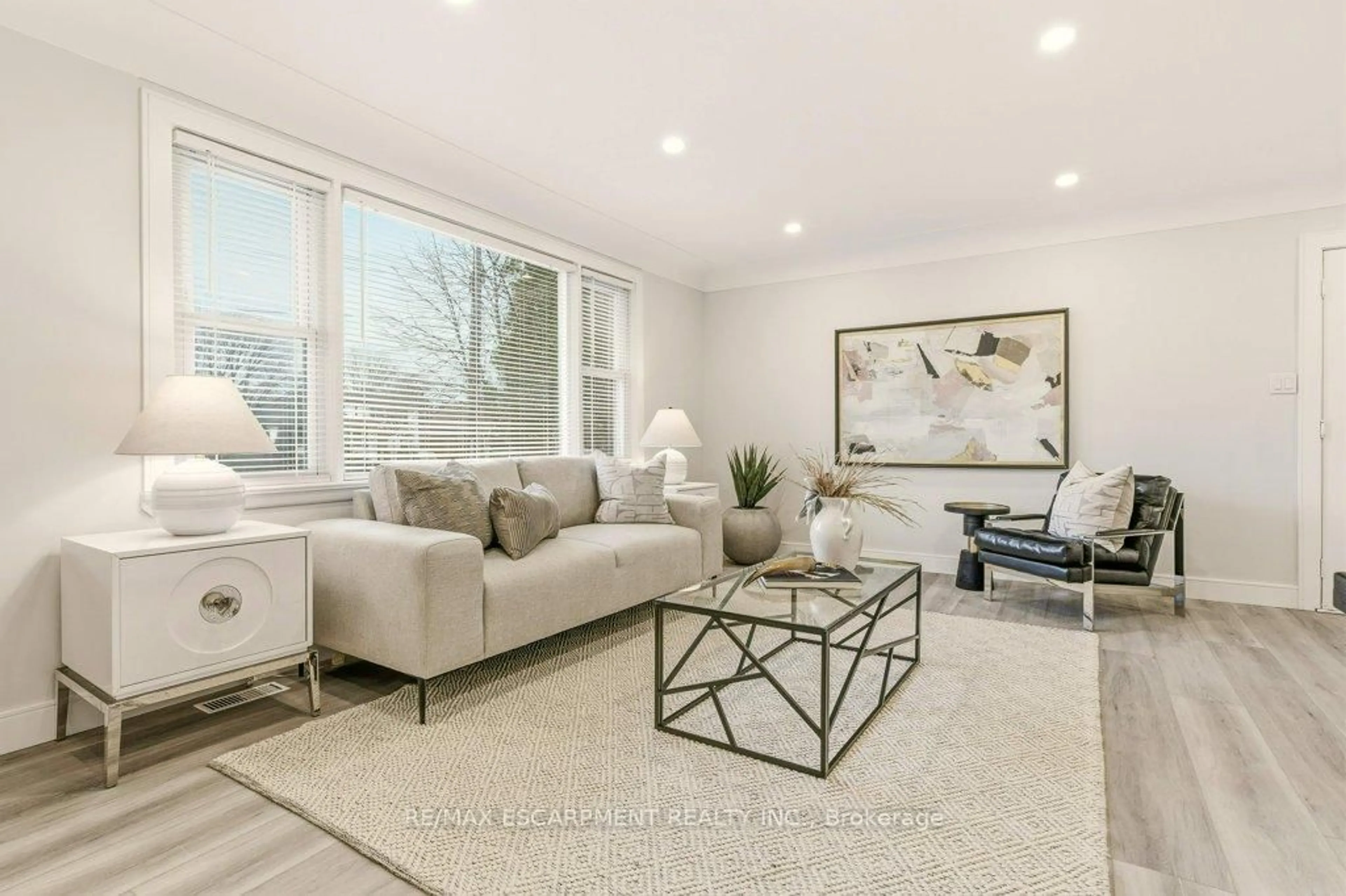 Living room with furniture, unknown for 590 Cumberland Ave, Burlington Ontario L7N 2X2