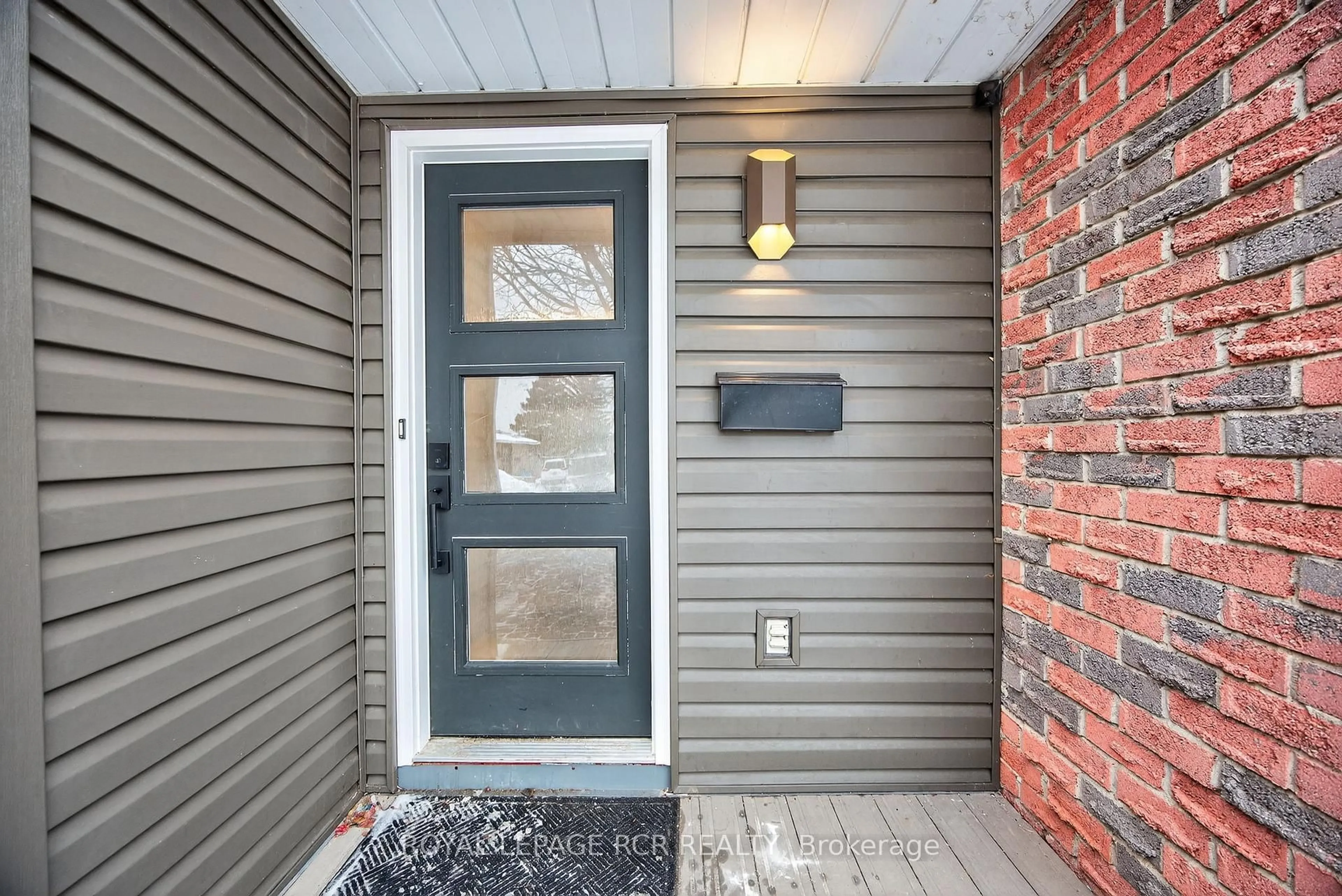 Indoor entryway for 60 Manor Cres, Orangeville Ontario L9W 3P7