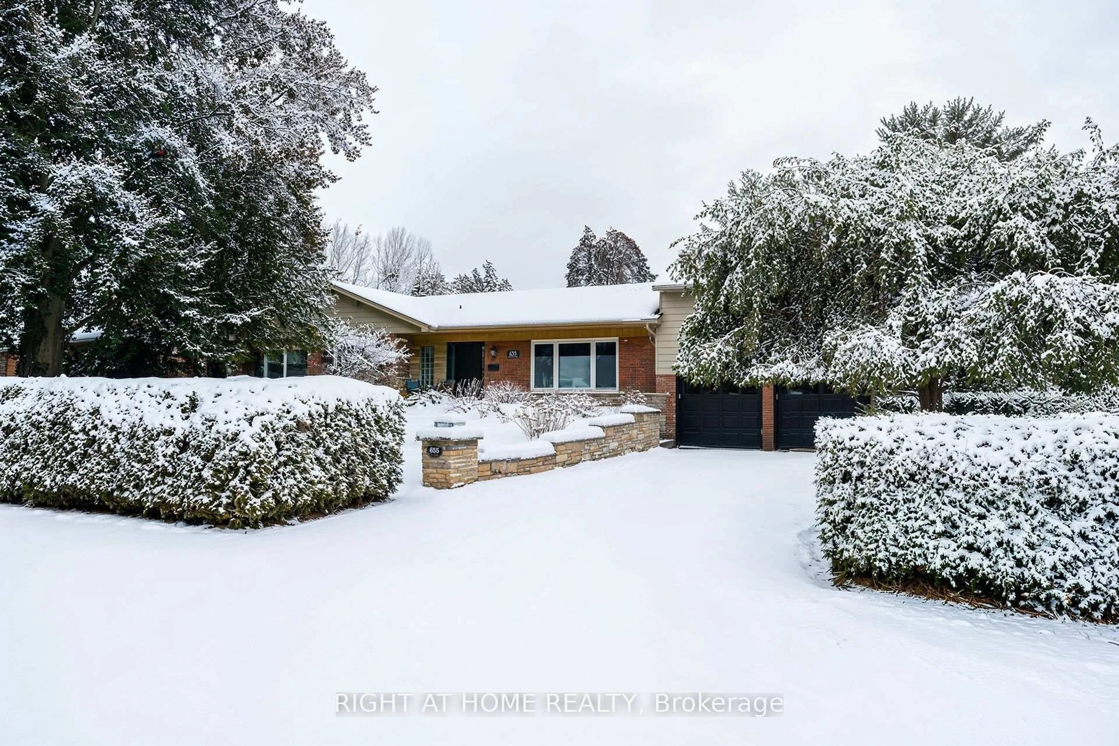 A pic from outside/outdoor area/front of a property/back of a property/a pic from drone, street for 655 Gayne Blvd, Burlington Ontario L7T 3V8