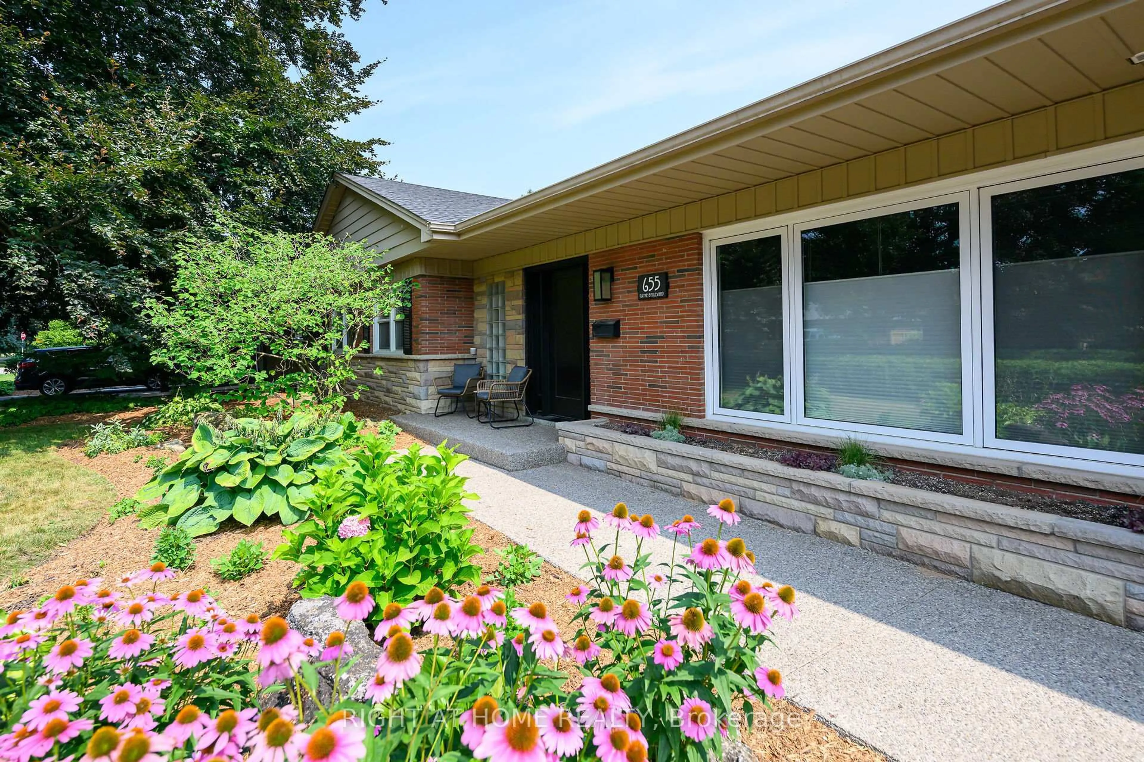 Home with brick exterior material, street for 655 Gayne Blvd, Burlington Ontario L7T 3V8