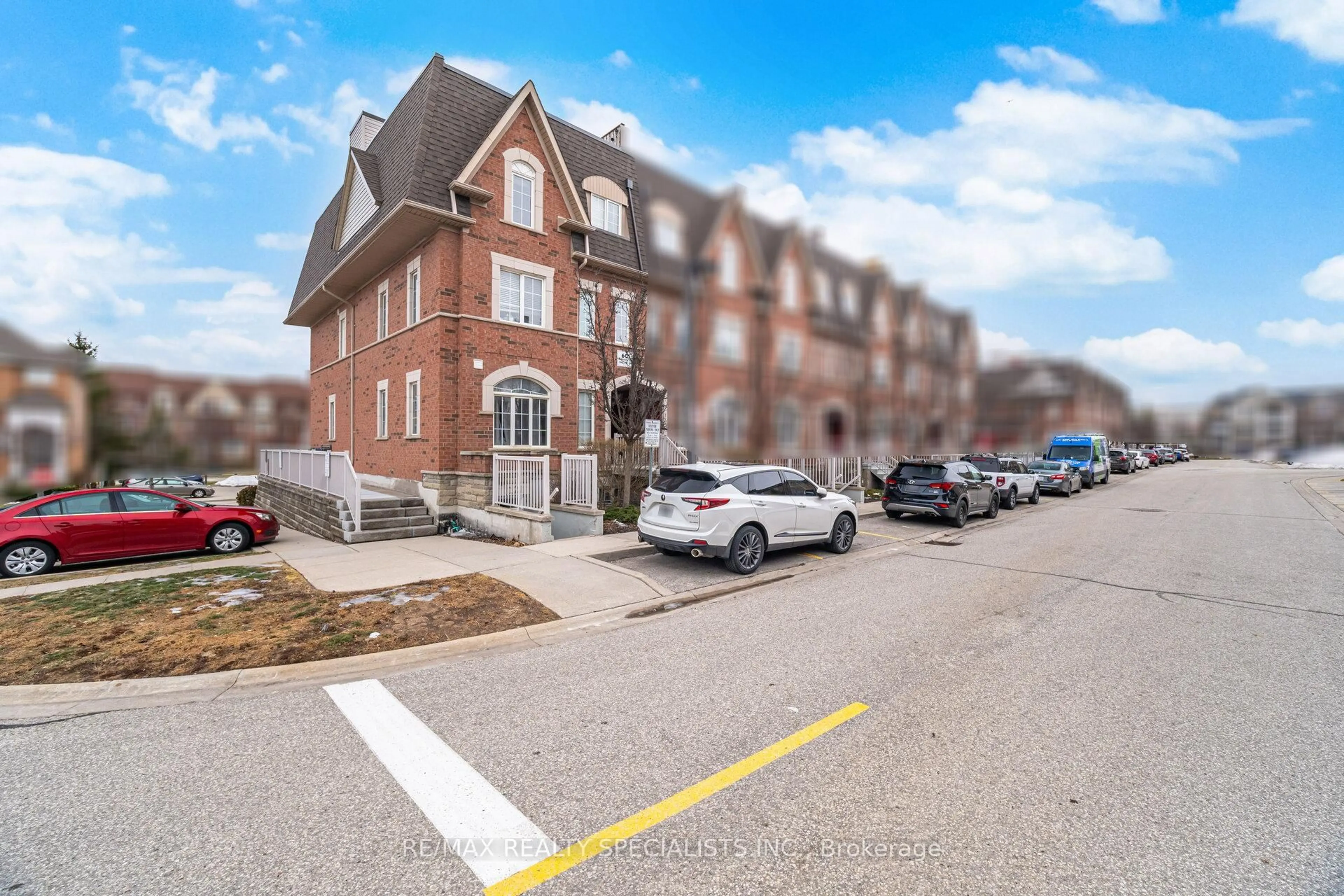 A pic from outside/outdoor area/front of a property/back of a property/a pic from drone, street for 601 Shoreline Dr #129, Mississauga Ontario L5B 4J9