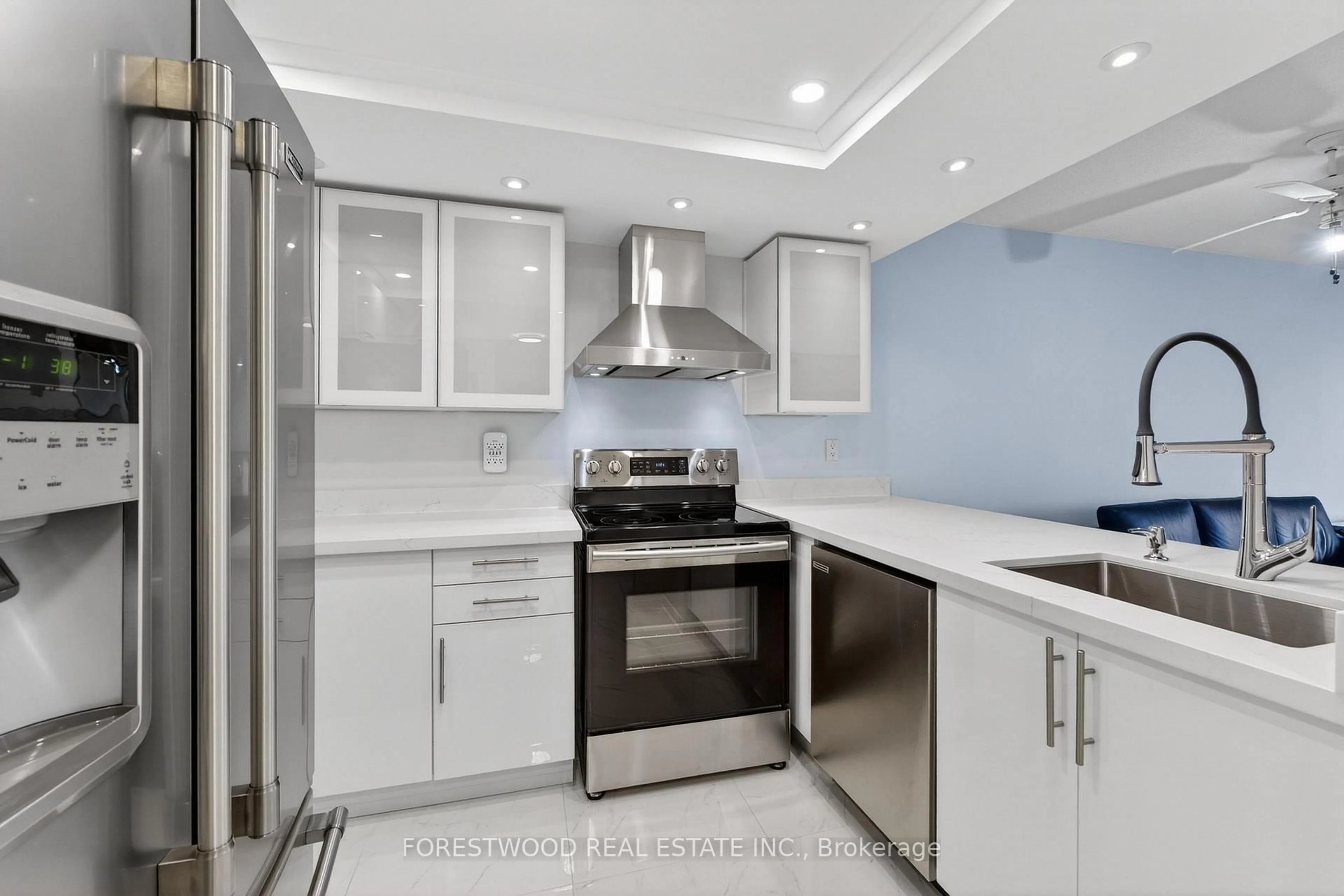 Standard kitchen, ceramic/tile floor for 550 Webb Dr #1406, Mississauga Ontario L5B 3Y4