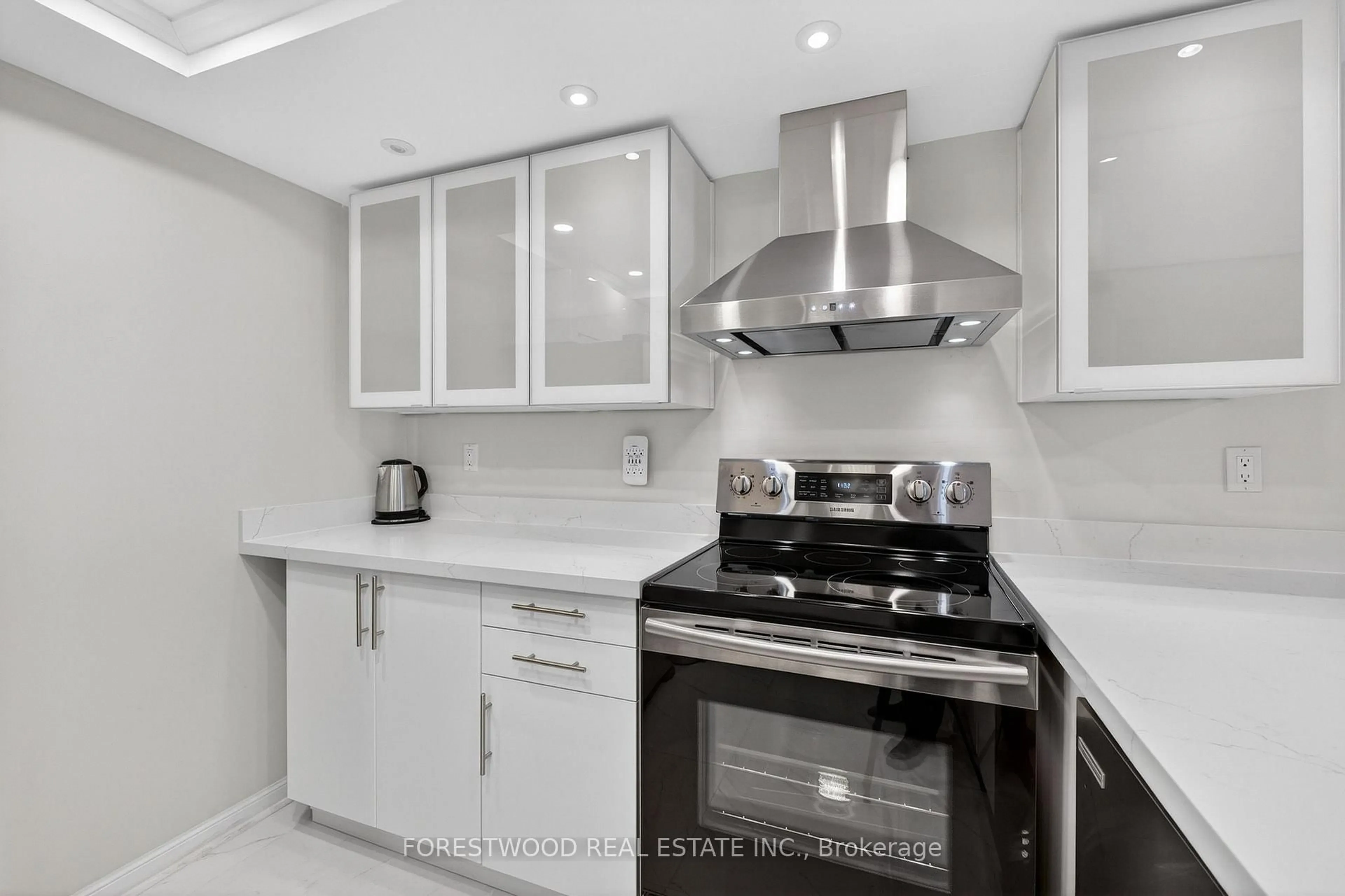Standard kitchen, ceramic/tile floor for 550 Webb Dr #1406, Mississauga Ontario L5B 3Y4