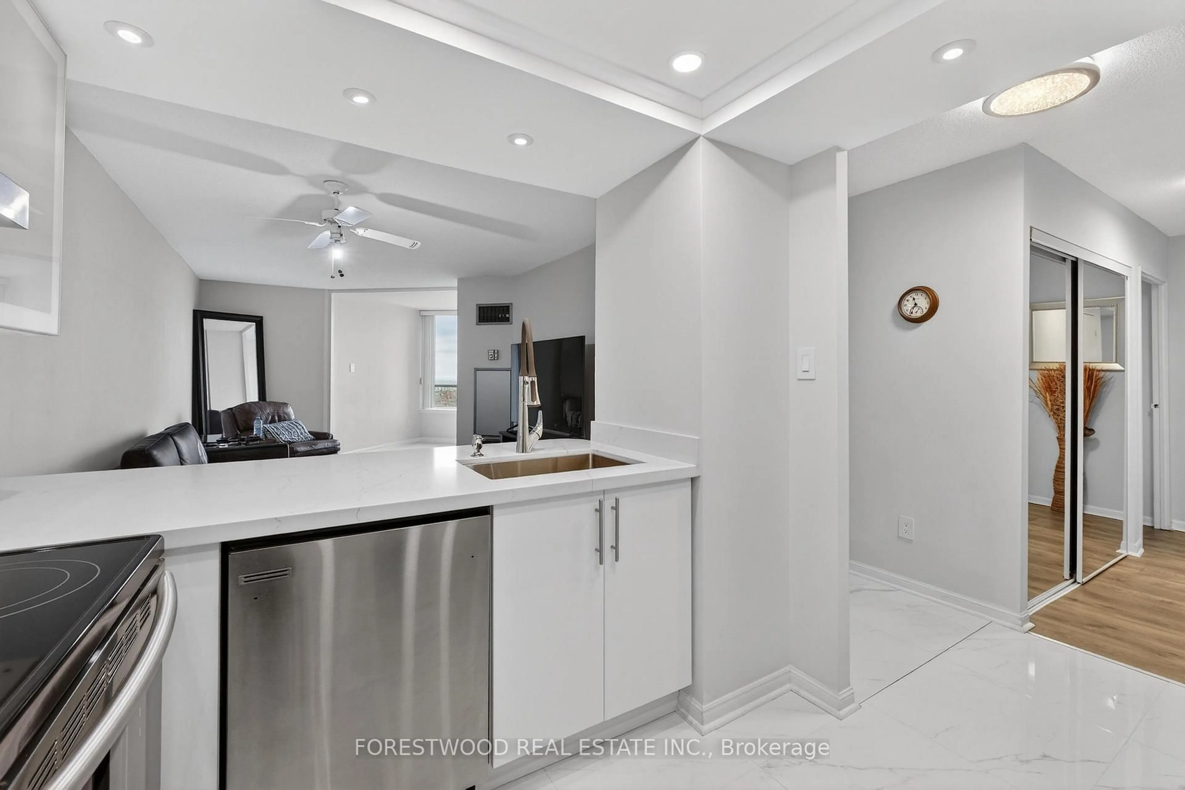 Open concept kitchen, ceramic/tile floor for 550 Webb Dr #1406, Mississauga Ontario L5B 3Y4