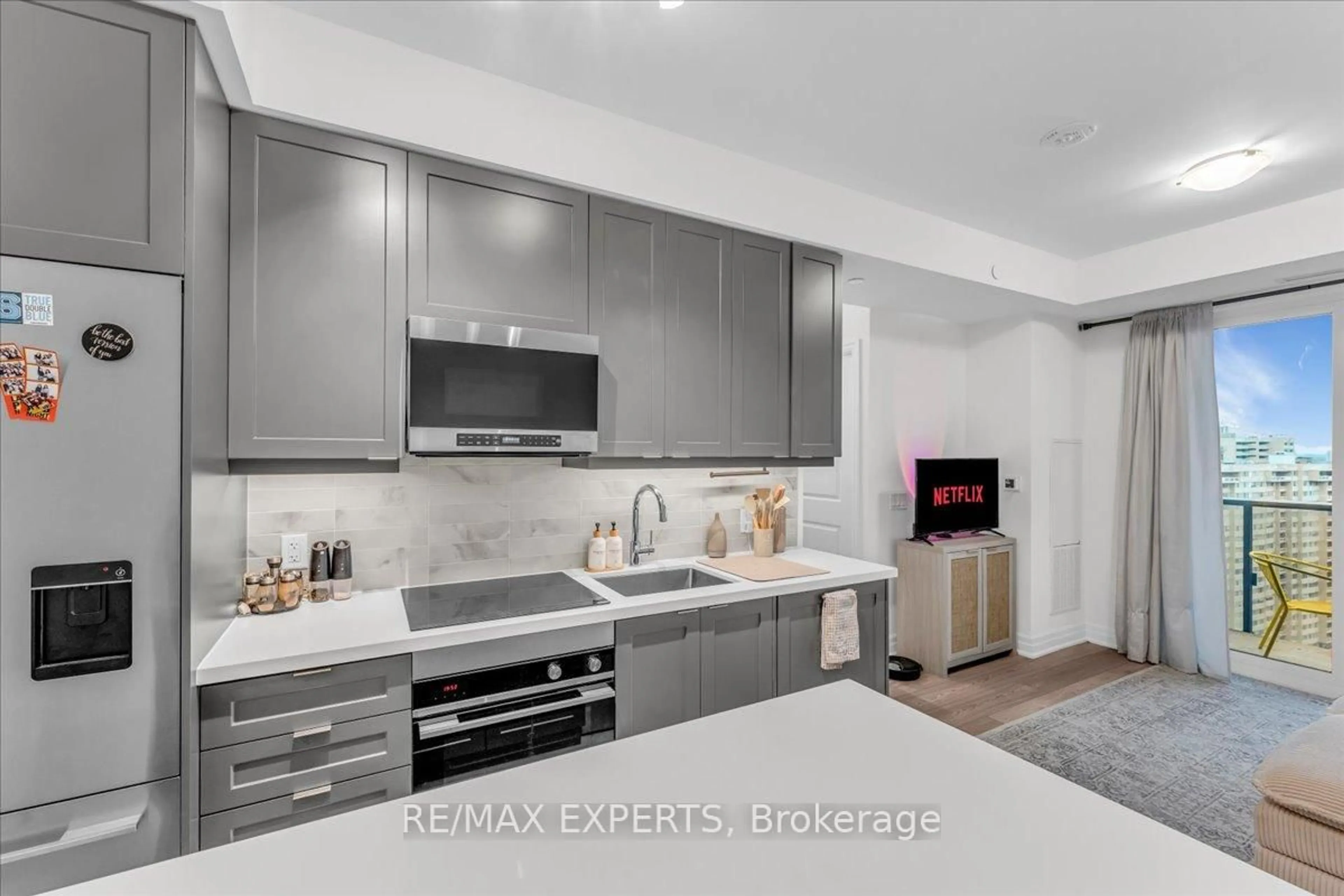 Open concept kitchen, unknown for 30 Elm Dr #1702, Mississauga Ontario L5B 0N6