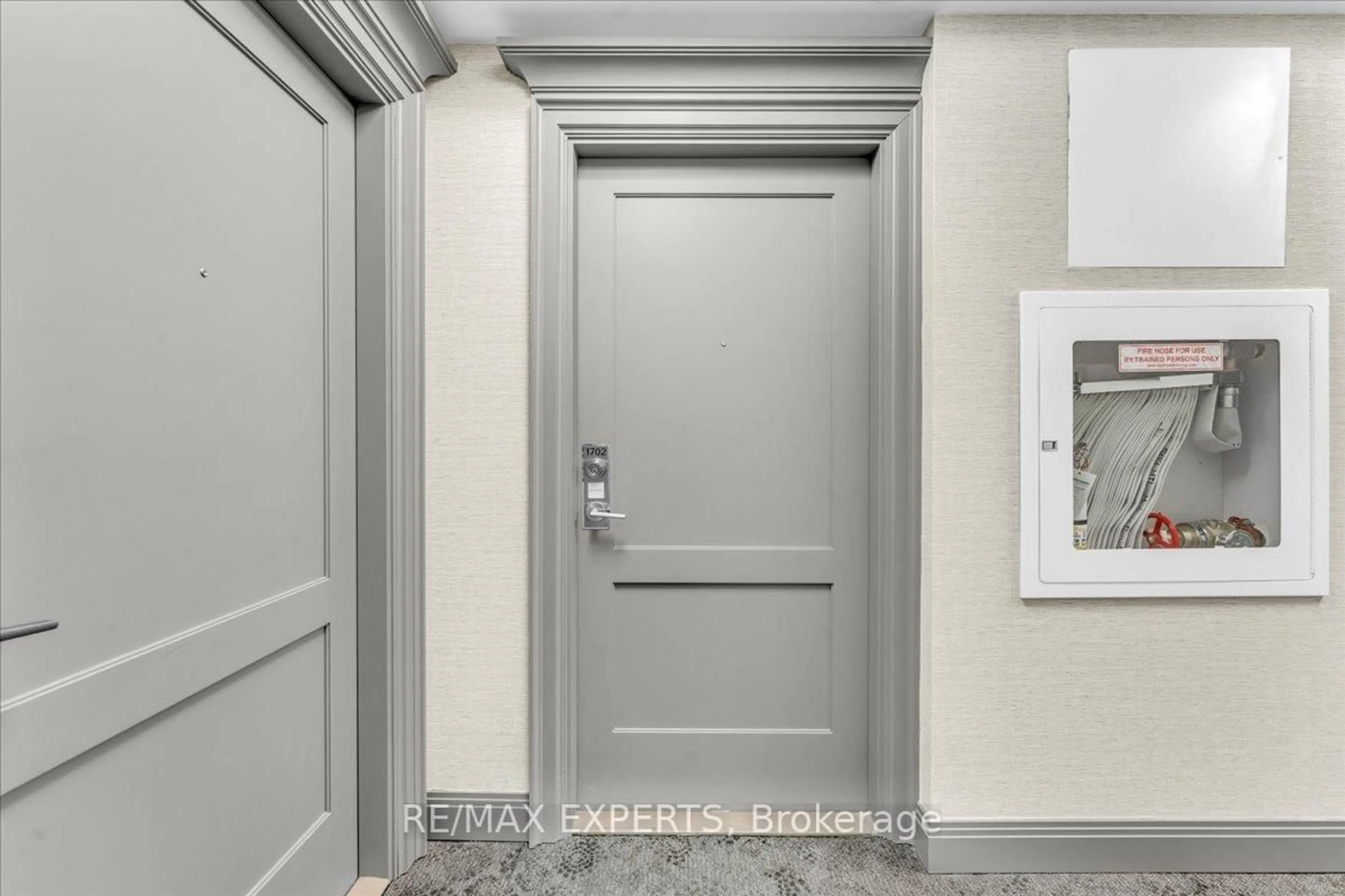 Indoor entryway for 30 Elm Dr #1702, Mississauga Ontario L5B 0N6