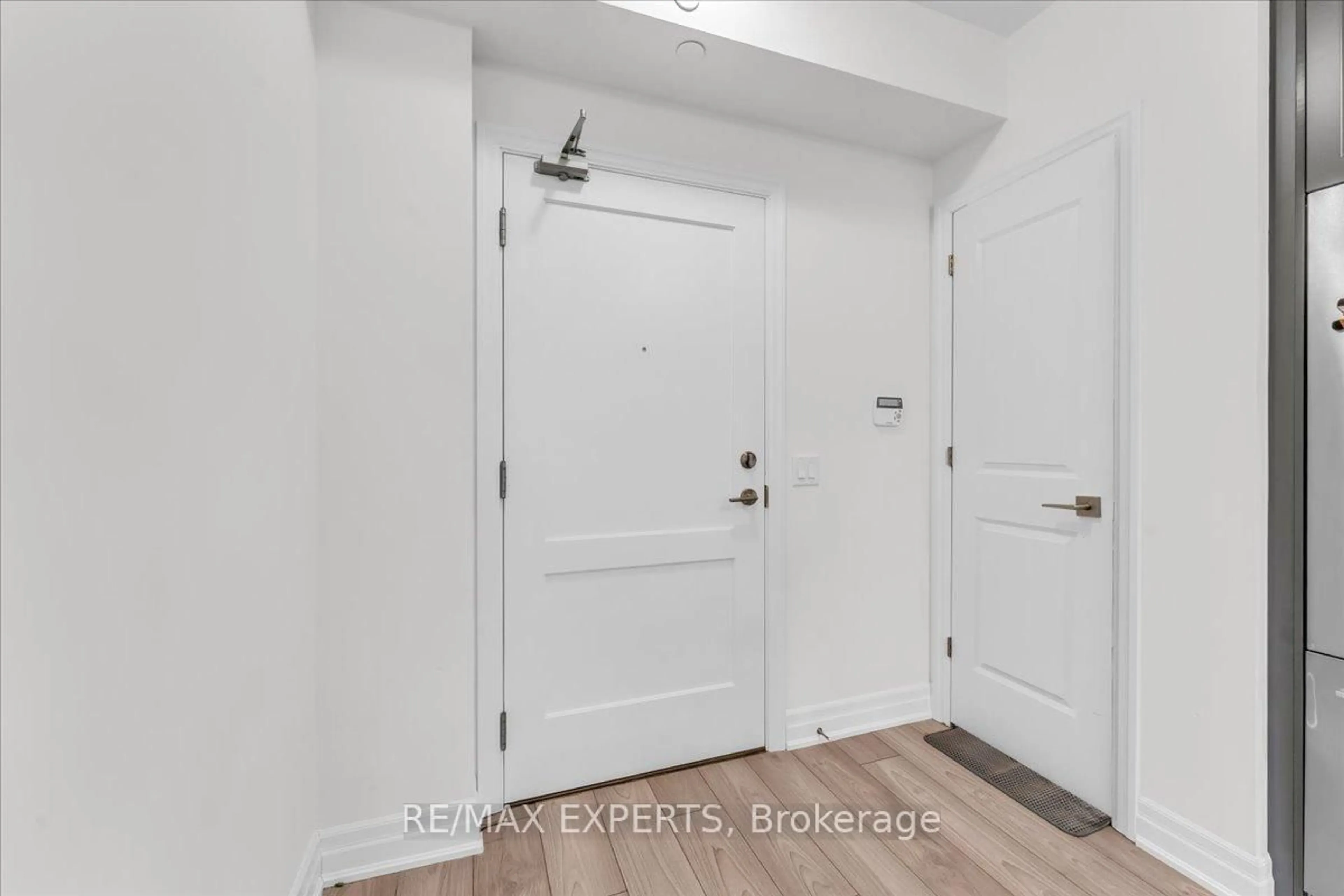 Indoor entryway for 30 Elm Dr #1702, Mississauga Ontario L5B 0N6