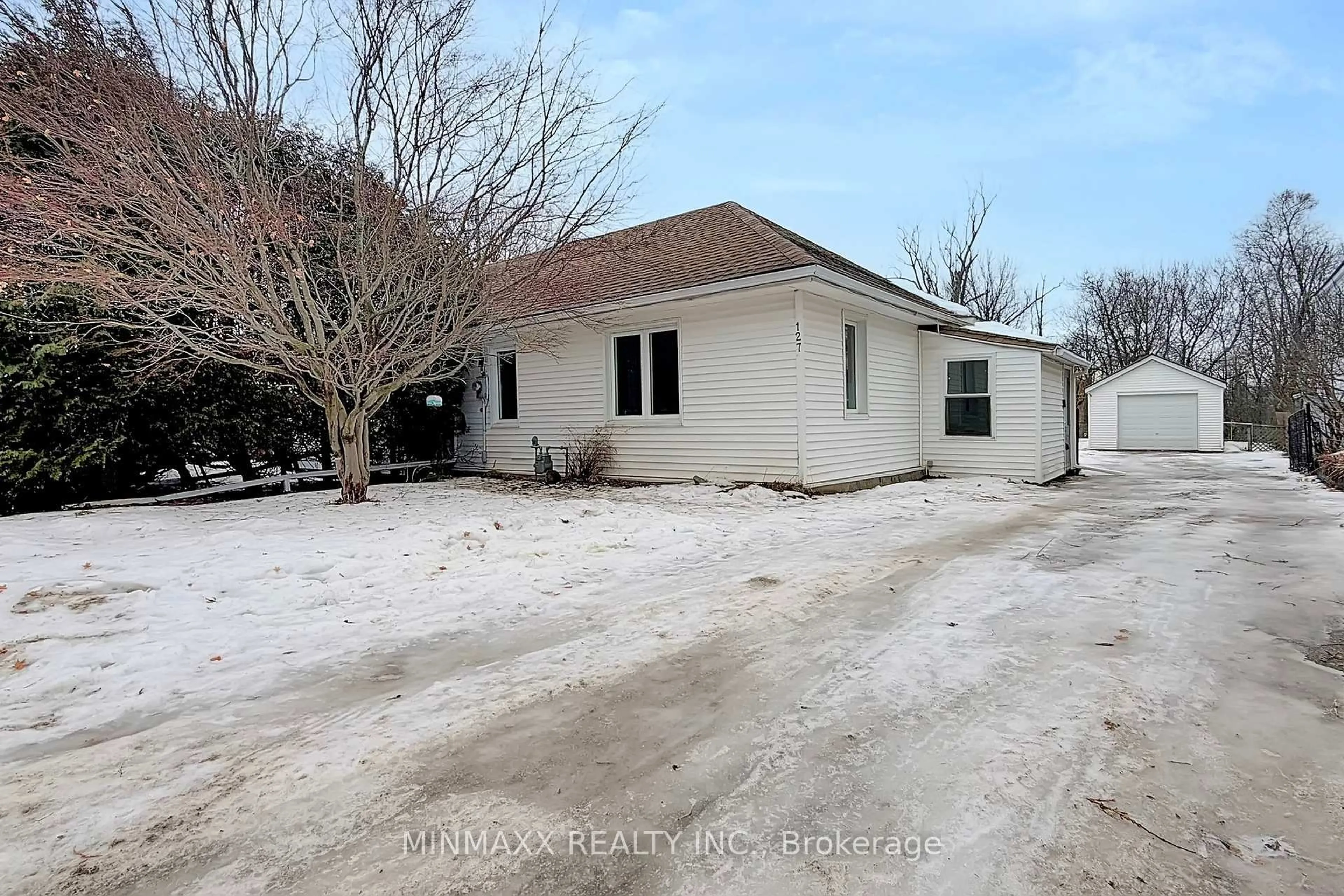 A pic from outside/outdoor area/front of a property/back of a property/a pic from drone, street for 127 POPLAR Ave, Halton Hills Ontario L7J 2E3
