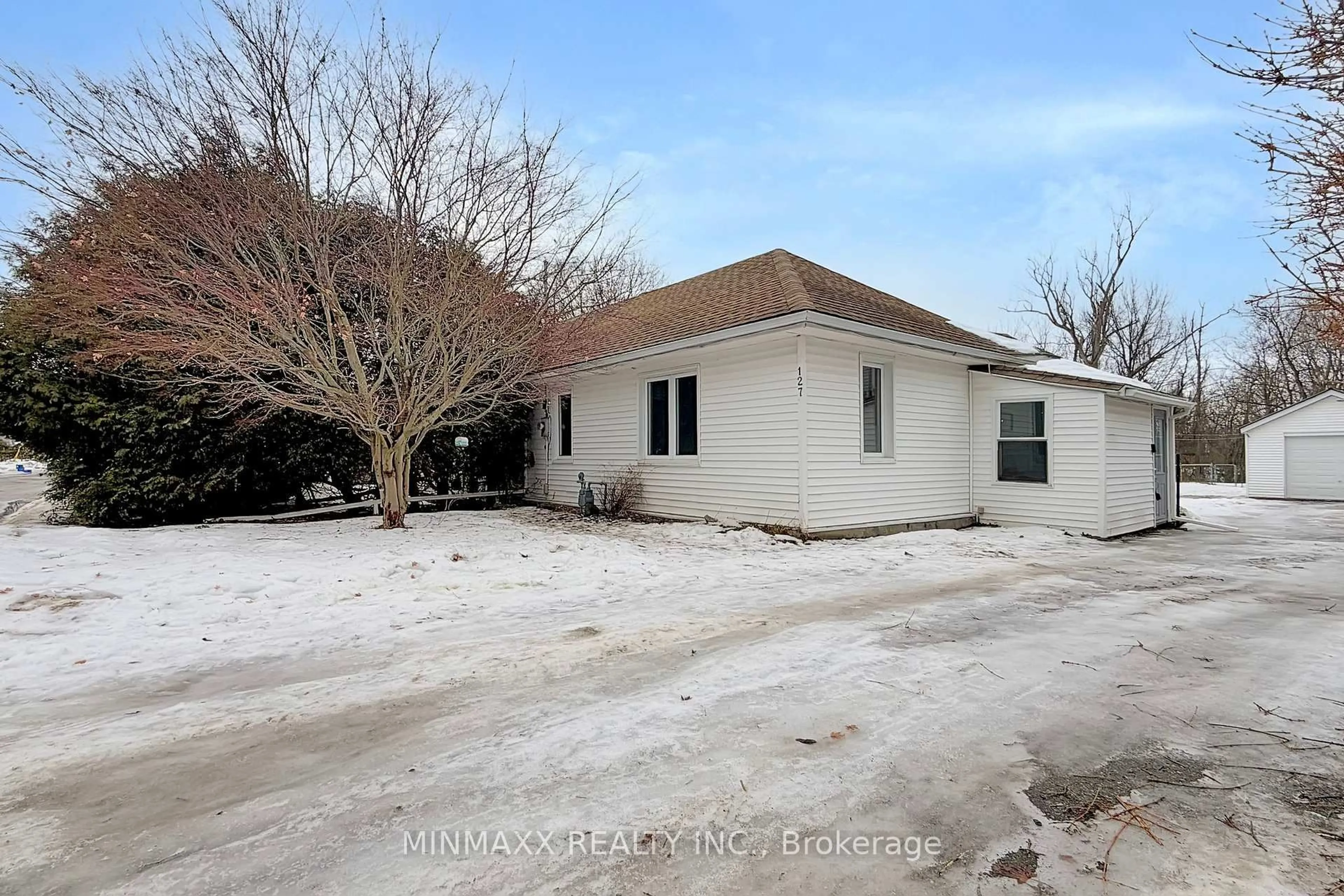 A pic from outside/outdoor area/front of a property/back of a property/a pic from drone, unknown for 127 POPLAR Ave, Halton Hills Ontario L7J 2E3